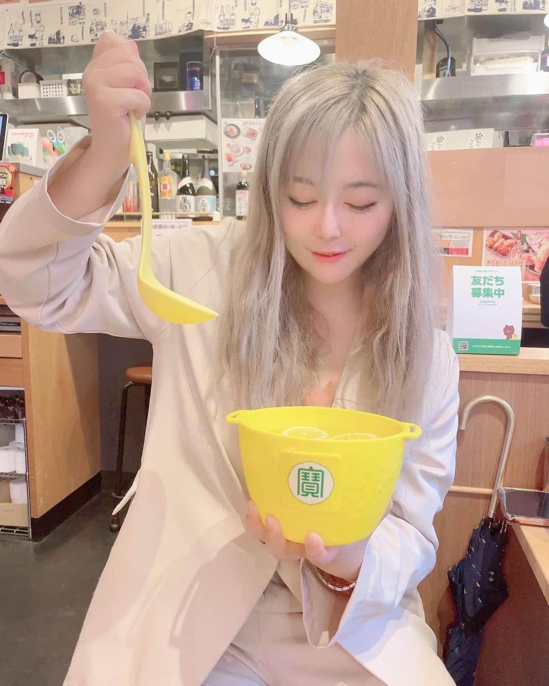 のインスタグラム：「昨日は久しぶりの🍻お酒！ 多分このレモンサワーは飲んでない← さなつんが飲んだ🤭笑  楽しかった～！ また飲みはリベンジ🔥  #レモンサワー #レモン #映え #久しぶりのお酒 #居酒屋 #雨の日 #結局帰りが遅くなる  #また遊ぼ  #モデル #タレント #インフルエンサー #金髪ギャル  #Japanese #japanesegirl  #kawaii」