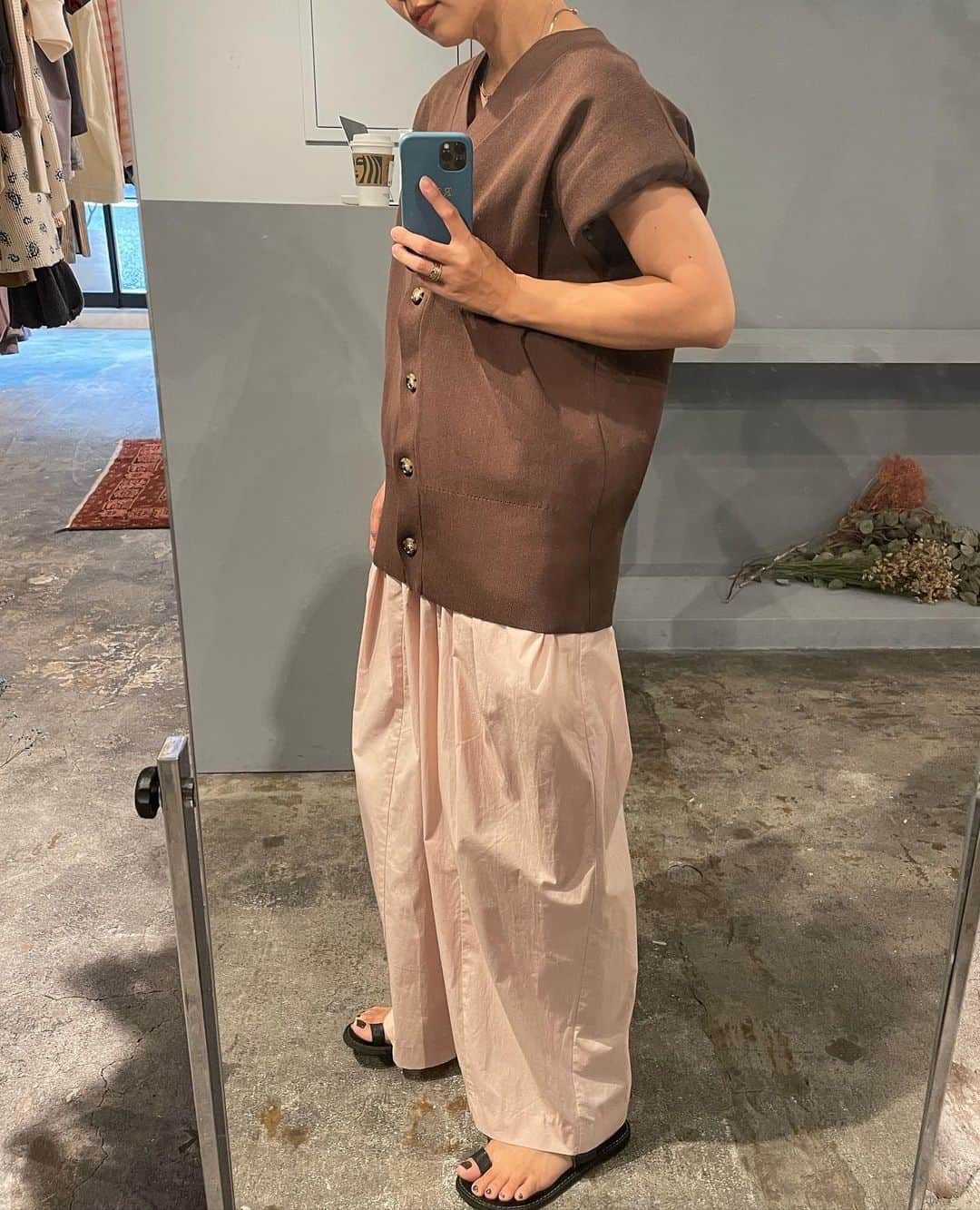 濱中鮎子さんのインスタグラム写真 - (濱中鮎子Instagram)「ニットのトップスとスカート。 こういうスカートはコンサバに振り切ったものが多いけれど、 着丈がとても大事な気がします。 長さのあるフレアスカートは本当に着回しのきくアイテムです。  体のラインを綺麗に見せてくれ、 ピシッとした日も だるんだるんの日も 緊張で生きた心地がしない日も あくびしか出ない日も あらゆるコンディションに対応可能なトップスとスカートです。🥹  トップスは肩パッド入りで、腕周りが立体的に。ボタンを閉じて、一枚で着るスタイルがおすすめです。  サラッと身体に張り付かず、夏にぴったりです。  @uhruhruhr   #uhr #uhr_2023ss」4月8日 8時07分 - ayukohamanaka