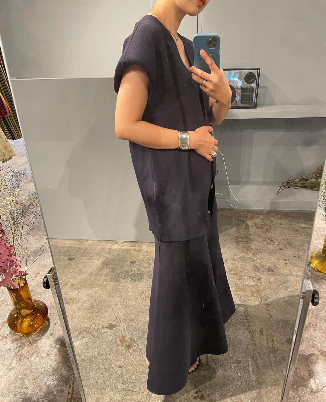濱中鮎子のインスタグラム：「ニットのトップスとスカート。 こういうスカートはコンサバに振り切ったものが多いけれど、 着丈がとても大事な気がします。 長さのあるフレアスカートは本当に着回しのきくアイテムです。  体のラインを綺麗に見せてくれ、 ピシッとした日も だるんだるんの日も 緊張で生きた心地がしない日も あくびしか出ない日も あらゆるコンディションに対応可能なトップスとスカートです。🥹  トップスは肩パッド入りで、腕周りが立体的に。ボタンを閉じて、一枚で着るスタイルがおすすめです。  サラッと身体に張り付かず、夏にぴったりです。  @uhruhruhr   #uhr #uhr_2023ss」