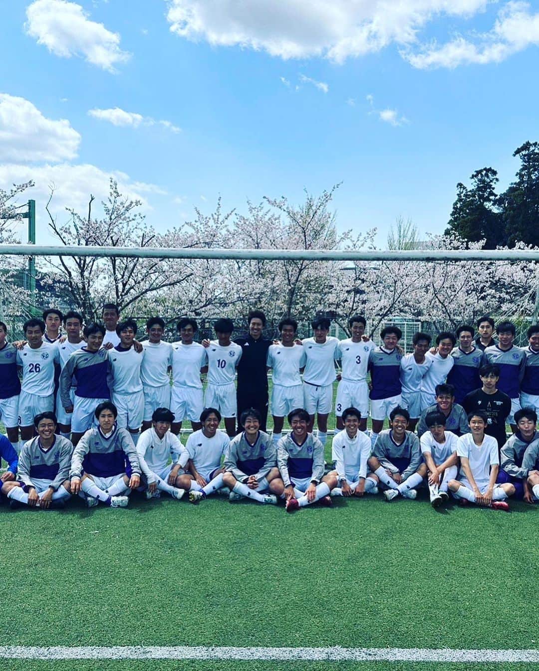吉田眞紀人のインスタグラム：「... 先日、#木更津総合高校サッカー部にお邪魔させて頂きました！  木更津の名前を背負って全国大会に出場することを目標に毎日頑張っています👏  みんな素直で、礼儀正しくて素晴らしいチームでした👍  監督もすごく熱い方で、こんな素晴らしい指導者の方に教わることが出来る高校生活は、間違いなく充実したものになると思います！  いつの日か木更津総合高校サッカー部が千葉県の王者として、全国大会に出場することを応援しています💪💪  がんばれ！！！ ... #吉田まきと、 #スポーツで健康に #木更津市出身初のJリーガー #木更津に新しい景色を #木更津 #木更津市議会議員選挙」