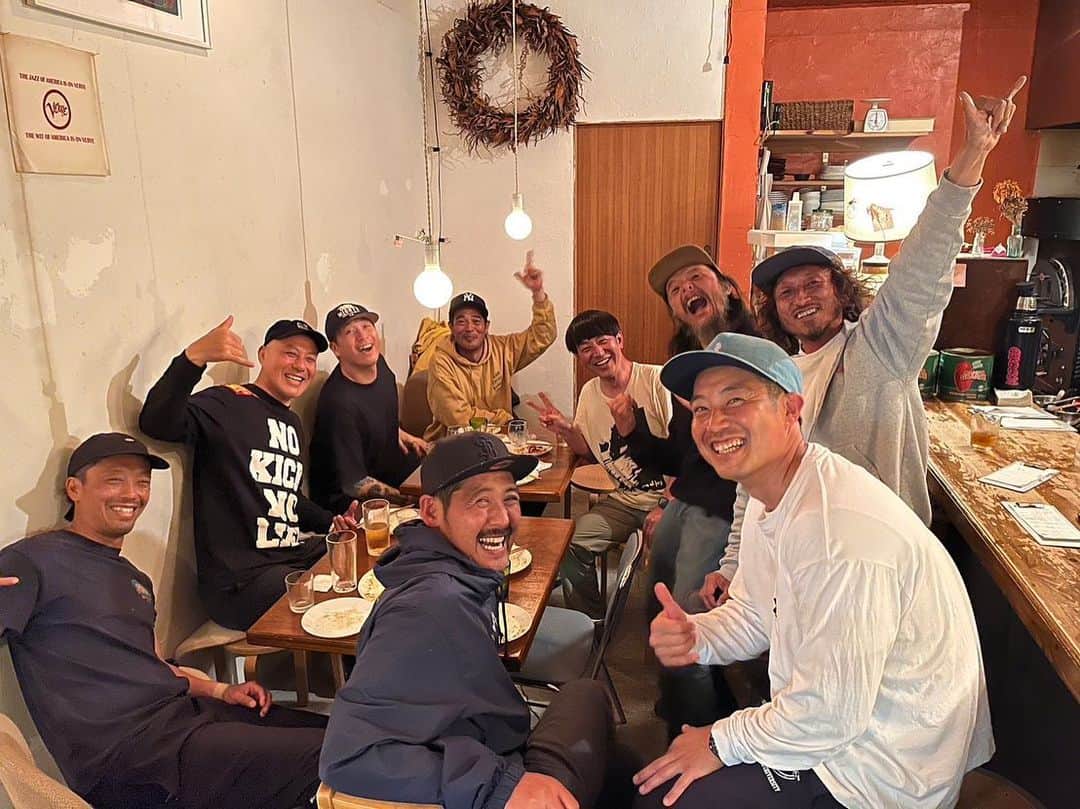 佐々木明のインスタグラム：「Friends.  湘南の仲間達 正確には西湘の仲間達  人との繋がりにおいて最も濃い時間を過ごさせてもらった湘南生活ですからこの間に出会っている仲間はやはり僕にとって特別な思いがありますね。  1箇所に2年以上住んだ事がなく家に3日連続で寝た事がないくらいの人生から、始めて居心地が良く寝て生活して遊べて友達を作れた場所が湘南生活です。  いい時間は自分でも作れるんですけど  気があって疲れなくて めんどくさくない仲間との環境がまたいい時間なんだなって思えたのがここ。  住んだ理由は @samicrown_lens と @alohanamijiro のプレゼンテーションに揺れてでした。  「お陰様です」」