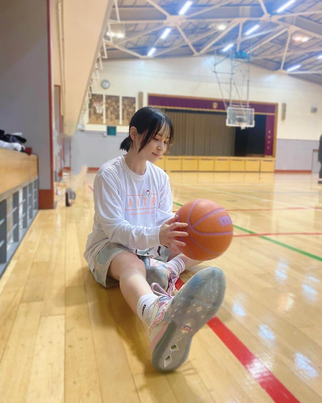 中崎絵梨奈のインスタグラム：「全身（　@aktr_official ）でバスケした日⛹️‍♀️  （　@pickup_playground ）のコラボロンTで桜木花道が ちょこんといるのが可愛くてたまらんのです☺️🧡  #aktr #fashion #バスケコーデ #スポーツコーデ　#code #sporty #Bリーグ  #Bリーグ観戦 #bleague #バスケ #バスケットボール #スポーツ観戦女子 #バスケ好きな人と繋がりたい #スポーツ観戦 #バスケ女子 #japan #basketball #スポーツ #sports」