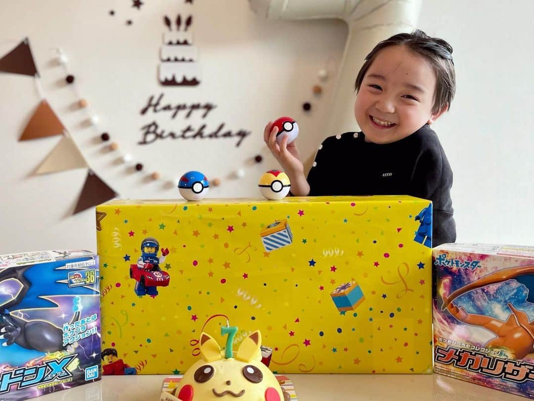 石塚錬さんのインスタグラム写真 - (石塚錬Instagram)「. 👦💬「本日、7歳になりました🥳㊗️🎊🎉🎂」 #毎年少しずつ成長をお伝えできて嬉しいです😊 #いつも温かいコメントや応援ありがとうございます😭 #6歳は大河ドラマやたくさんのCMに出演させて頂きました🤩📺 #7歳もがんばるぞ😎🌸 #でも、7歳の目標はポケモンマスターになることです🥳(ポケモンブームがきてます🐹) . 👦💬「I just turned 7 years old today🎊🎉🎂」 #Thank you so much for all your kind comments 🙌😆 #When I was 6 years old, I appeared in famous Japanese Taiga drama and many commercials🤩📺 #7years old's goal is to become a Pokemon Master🥳(Pokemon boom is coming🐹 #The second half of the video is in English🇺🇸🇬🇧 . #誕生日 #7歳 #ポケモン #バースデー #ケーキ  #プレゼント #7years #happybirthady #HBD #gift #cake #생일　#7세 #วันเกิด #อายุ7 ขวบ #hariulangtahun #石塚錬 #成長日記 #ishizukaren #renishizuka #이시즈카렌」4月8日 8時36分 - ishizuka_ren