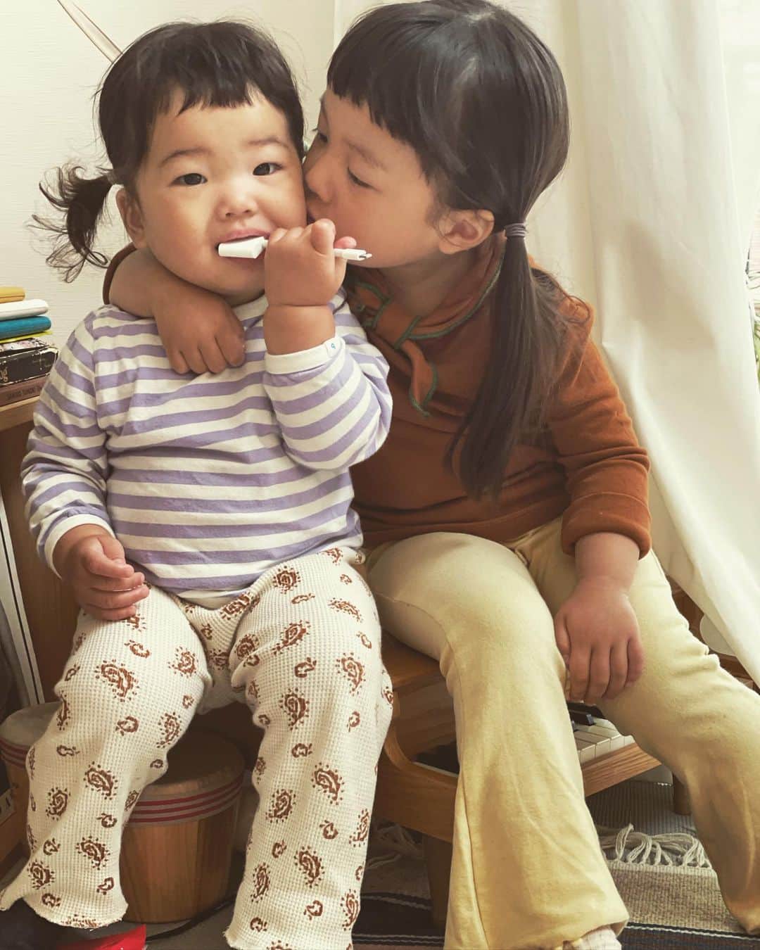 濱中鮎子さんのインスタグラム写真 - (濱中鮎子Instagram)「最近の2人。  意志がはっきりくっきりしているおおらかな2号。 少し繊細な部分が見え隠れする1号。  たぶんだけれど、気の合う2人になりそうです。  いいな、姉妹！  #1号2号の成長録 #アダプタは食べ物」4月8日 8時45分 - ayukohamanaka