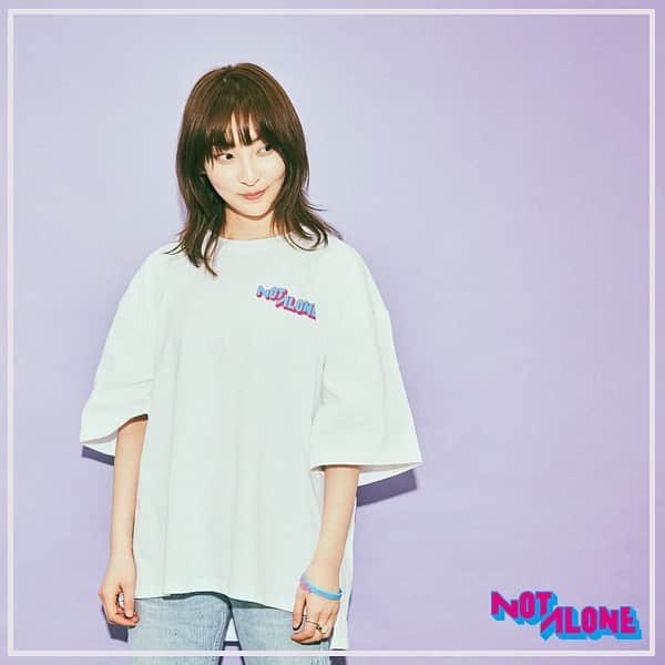 のインスタグラム：「Tシャツは大っきめに作りました💜 私はM着てます🙋🏻‍♀️  📸@daishi_saito   #家入レオ #notalone #ツアーグッズ #tシャツ」