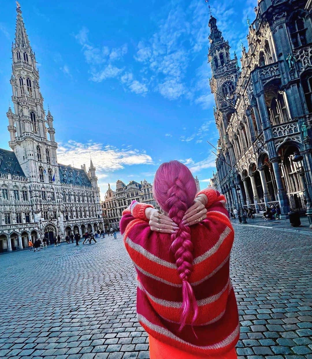 オードリナ・パトリッジのインスタグラム：「Braids in Brussels 💕 The history here is incredible and the detail in the architecture is so inspiring! The building on the right was built in the 1400s and the Palace on the left in the 1600s!! What’s your favorite European town?   Fun fact: After graduating @nyuniversity I got my first job based in Overpelt, Belgium! It’s nice to be back with my family!! 🇧🇪  #braid #brusselsbelgium #grandpalacebrussels #pinkhair #travelinghairstylist #hair」