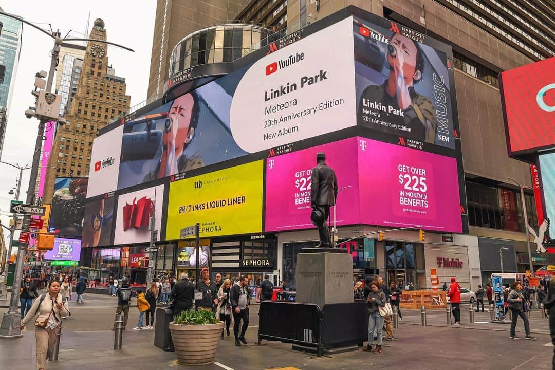 リンキン・パークのインスタグラム：「Live in Times Square 🖤 thank you @YouTubeMusic 🙏🏽」