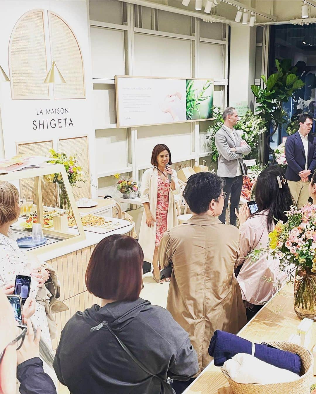 香菜子さんのインスタグラム写真 - (香菜子Instagram)「LA MAISON SHIGETA  @maison_shigeta  チコさん、オープンおめでとうございます！ @chicoshigeta   ホリスティック（全体・関連・つながり・バランス）ビューティーを提唱するSHIGETA PARISのセルフケアを学べる、体験できる場所が表参道にオープンします。  昨日はレセプションにおじゃましてきました。  以前、雑誌の連載で対談させてもらい、チコさんの内側から溢れ出る美しさ、パワフルさに圧倒されました。そしてチャーミング！ チコさんがパリにいる頃は、姉夫婦のお店　@tsubame_paris に食べに行ってたわ、なんて嬉しい繋がりも！  1階は美しさにつながる食事ができるダイニングキッチン（朝からオープンするそう！）やチコさんセレクトの雑貨やSHIGETA PARIS の商品。 二階はリビングやバスルームをイメージした空間で家にいるような空間。そこで施術を受けることもできます。  本日4月8日オープンです😊」4月8日 8時58分 - kanako.lotaproduct