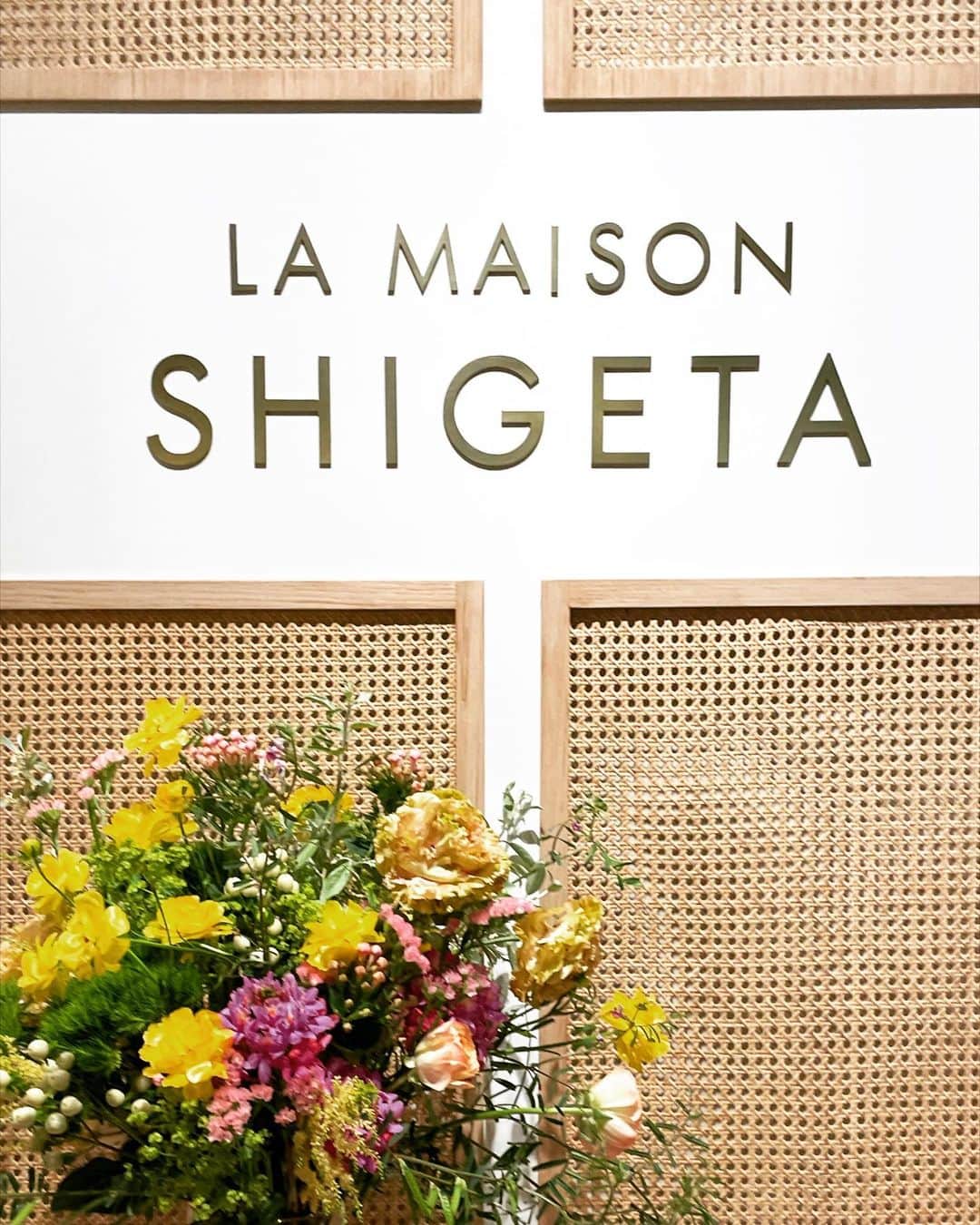 香菜子さんのインスタグラム写真 - (香菜子Instagram)「LA MAISON SHIGETA  @maison_shigeta  チコさん、オープンおめでとうございます！ @chicoshigeta   ホリスティック（全体・関連・つながり・バランス）ビューティーを提唱するSHIGETA PARISのセルフケアを学べる、体験できる場所が表参道にオープンします。  昨日はレセプションにおじゃましてきました。  以前、雑誌の連載で対談させてもらい、チコさんの内側から溢れ出る美しさ、パワフルさに圧倒されました。そしてチャーミング！ チコさんがパリにいる頃は、姉夫婦のお店　@tsubame_paris に食べに行ってたわ、なんて嬉しい繋がりも！  1階は美しさにつながる食事ができるダイニングキッチン（朝からオープンするそう！）やチコさんセレクトの雑貨やSHIGETA PARIS の商品。 二階はリビングやバスルームをイメージした空間で家にいるような空間。そこで施術を受けることもできます。  本日4月8日オープンです😊」4月8日 8時58分 - kanako.lotaproduct