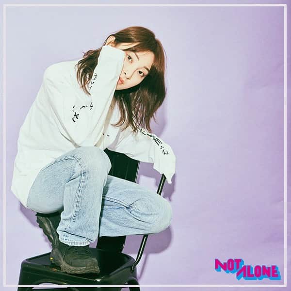 のインスタグラム：「ロングスリーブまぢで好き🥹暑くなっても日焼け止めいらんしさ🫣  バックプリントのロゴの数は欲張りな私の性格出まくってると思います💟L着用です🙋🏻‍♀️  📸@daishi_saito   #家入レオ#notalone #ツアーグッズ #ロングスリーブ」