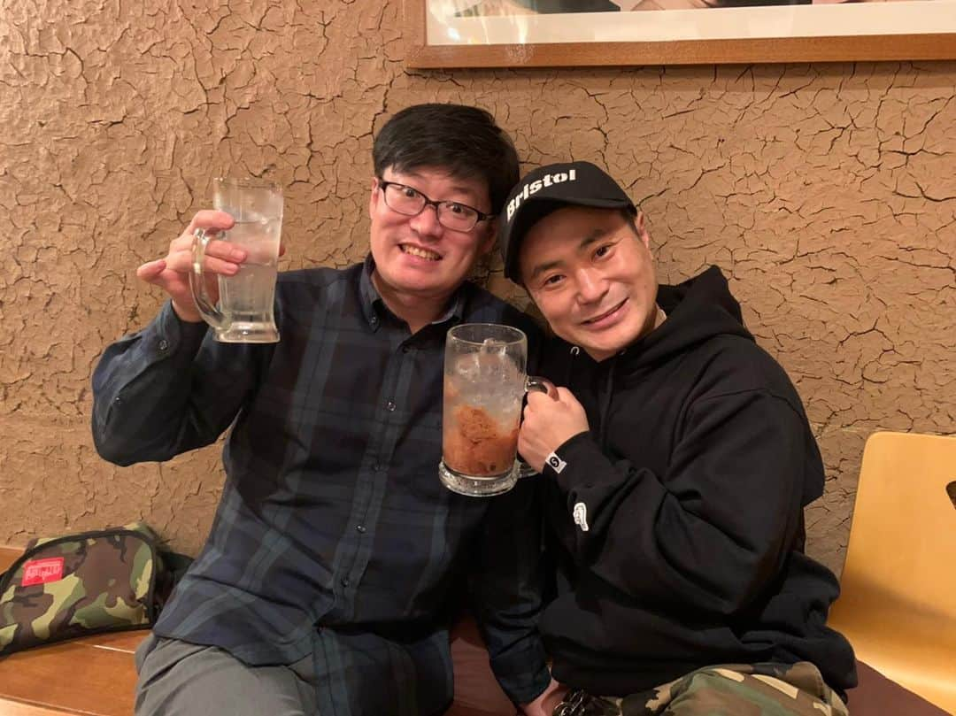 林克治さんのインスタグラム写真 - (林克治Instagram)「今日は同期のカラテカ入江くんの46歳の誕生日です。 3年前に撮ったこの画像をスマホの壁紙にしています。 入江くん誕生日おめでとうございます。  #カラテカ #入江 #同期 #株式会社ピカピカ #イリエコネクション #矢部太郎 #誕生日 #100歳まで生きてください #親友 #茶色 #いいじゃん入江」4月8日 9時12分 - hayashikarika