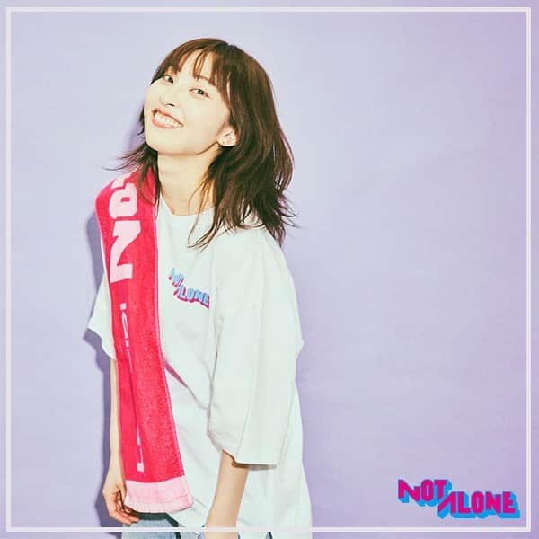 のインスタグラム：「ピンク×ピンク＝最強💖 黒にも映えるしね💖  📸@daishi_saito  #家入レオ#notalone #ツアーグッズ #マフラータオル」