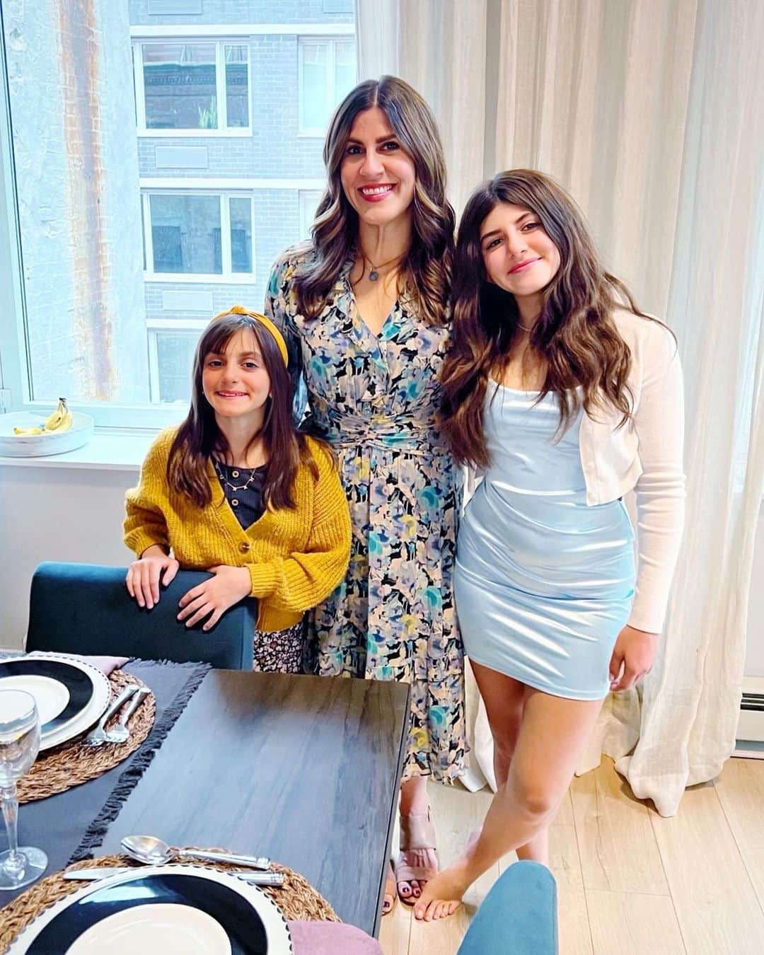 Ilana Wilesのインスタグラム：「We had 19 people over our place for Passover last night. That’s 12 adults, 6 kids and a one baby in a bow tie. Harlow made a pretty strict dress code and Baby Jett did not want to disappoint! I wasn’t sure we could fit everyone but when Grammy tells you she is officially passing the reins, someone has to step up! She still brought her Turkey and brisket and we had everyone contribute sides, desserts, haggadahs, etc. so we could pull it off. It was a real team effort! We had two tables and a few people sitting at the kitchen counter, but it worked! My Uncle Scott led the Seder and the kids were so into it, all the adults ended up standing around the kids table for most of the Seder. It was truly wonderful. But the real hero of the night was Mike who likes to clean as we go so that when everyone finally went home at around 11:30pm, all there was left for me to do was wash and put away the glasses. Happy Passover to everyone!」