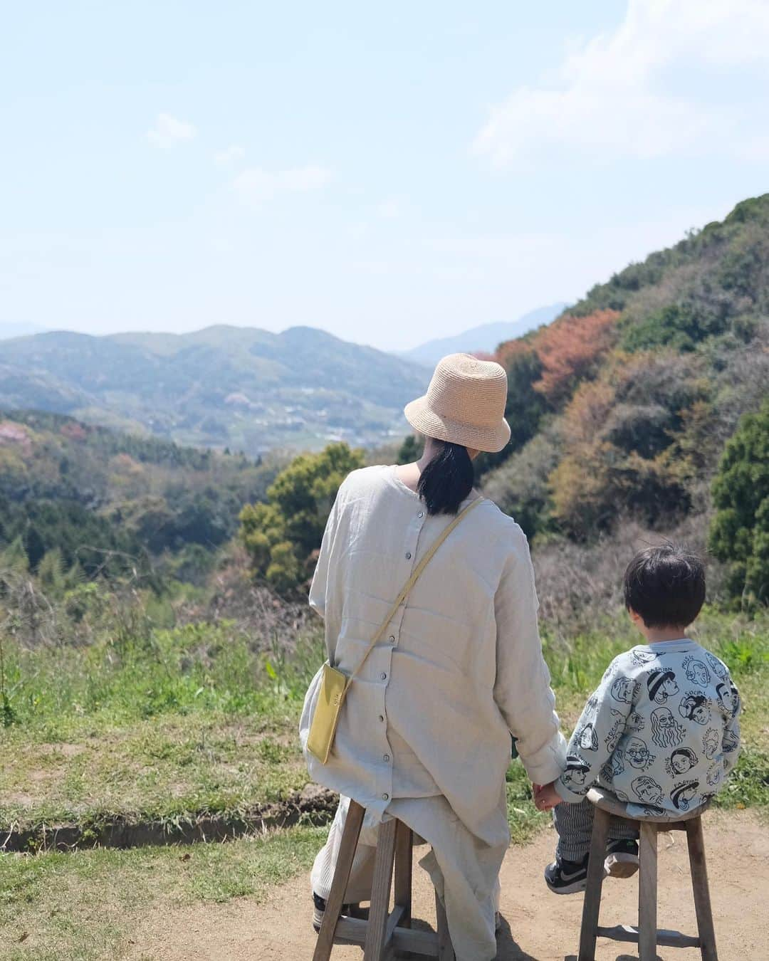 真央のインスタグラム：「. 用事があって初めての淡路島へ 日本には素晴らしい景色がたくさんあるんだなぁ。 景色を眺めながら深呼吸、 人の暮らし、生きるを楽しむヒントが詰まった 雑貨屋さん、お宿、カフェのある @kozorasou さん。 キュンとくるお洋服に出会えて、るんるんでした♡」