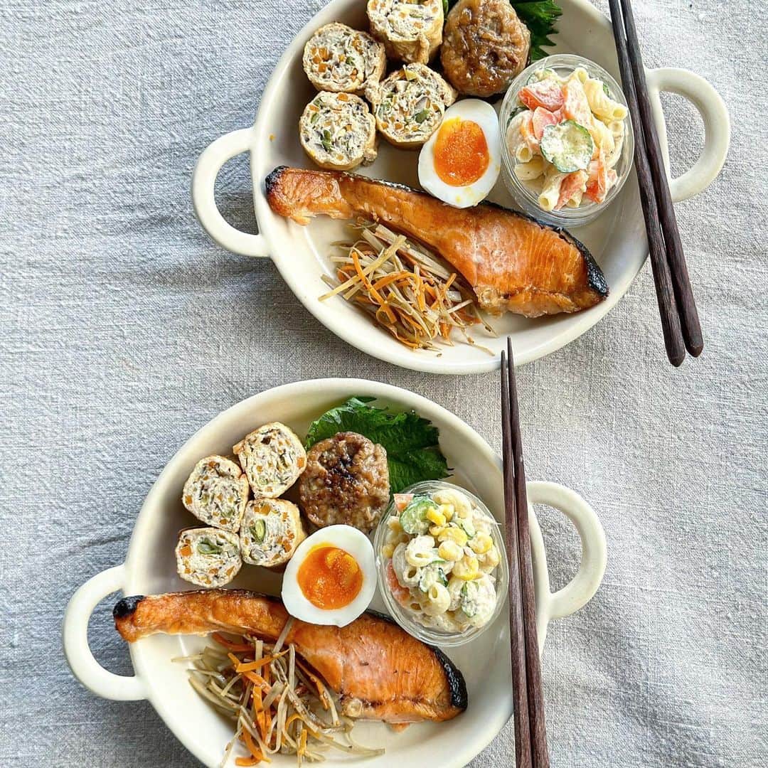 Atsukoさんのインスタグラム写真 - (AtsukoInstagram)「今日の家弁とご飯便  家弁は  焼き鮭 新田巻き 金平牛蒡 マカロニサラダ 蓮根はさみ焼き ゆで卵  #ご飯便 は  鶏のクリーム煮 肉じゃが 金平牛蒡 マカロニサラダ 厚揚げの肉巻き 照り焼きチキン 新田巻き ビビンバ 白身魚のフライ(生) タルタルソース 焼き鮭 じゃがいものミートソースチーズ焼き  来週以降娘が実習で家を離れるので多分ご飯作る量減りそうだなw まぉとりあえず半年だけどね。」4月8日 9時18分 - sakuracafe001