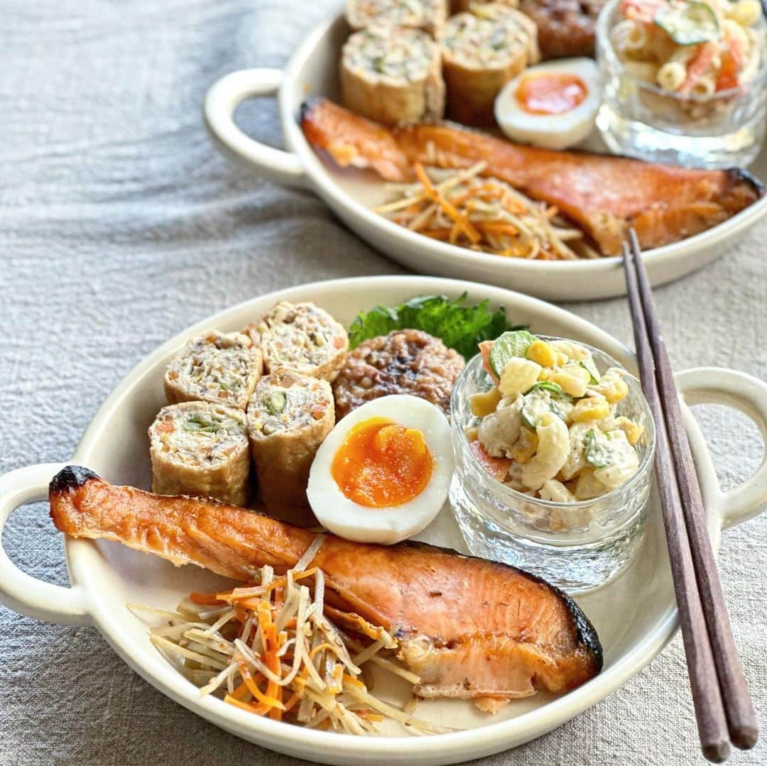 Atsukoさんのインスタグラム写真 - (AtsukoInstagram)「今日の家弁とご飯便  家弁は  焼き鮭 新田巻き 金平牛蒡 マカロニサラダ 蓮根はさみ焼き ゆで卵  #ご飯便 は  鶏のクリーム煮 肉じゃが 金平牛蒡 マカロニサラダ 厚揚げの肉巻き 照り焼きチキン 新田巻き ビビンバ 白身魚のフライ(生) タルタルソース 焼き鮭 じゃがいものミートソースチーズ焼き  来週以降娘が実習で家を離れるので多分ご飯作る量減りそうだなw まぉとりあえず半年だけどね。」4月8日 9時18分 - sakuracafe001