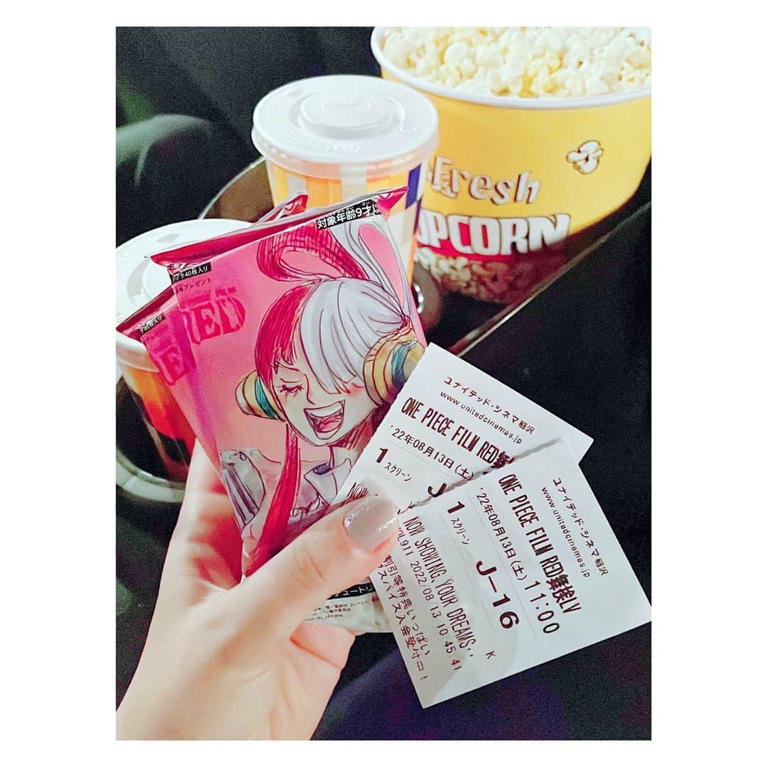 小河結香のインスタグラム：「映画ONE PIECE☠️🏴 (2022/8/13)  公開初日に1回観に行ったREDだったけど 特典に釣られGWに地元の映画館で 弟と観に行った時の🎬  映画代奢るから特典くれと頼んで 弟も既に1回観てたけど 2回目付き合って貰った😋  正直Ado様の歌が凄すぎて何度でも観れます💕 やっぱ歌があると盛り上がるよね🎵 「私は最強」と「ウタカタララバイ」大好きで 今でもリピして聞いてる✨  しかも声優登壇の舞台挨拶配信付きなのに 料金も変わらなくて最高だった💖 地元じゃなきゃ席取れなかったろうし 撮影タイムもあってファンサもバッチリで 声優陣毎回衣装まで劇中のに合わせてくれて ノリノリで対応してるのホント嬉しい🥰  全夢女子が思ってる事言っちゃうけど みんなウタになりたい人生だったよね🥺 シャンクスの娘であり 赤髪海賊団の音楽家であり ルフィの幼馴染であり シャンクスとルフィがいざって時 助けに来てくれるポジなんて 夢のまた夢過ぎて泣いた💦 それでなくとも最強の悪魔の実の能力者で 歌も上手くてビジュも激かわなのに💨  その他ジャンショやメイトや麦ストの パネルや展示も纏めて載せときます✋  アマプラで既に配信されたのマヂ熱い🔥 時間ある時に見直します❣️  ちなみにワンピの好きなキャラは 女だとナミ・ハンコック❤️ 男だとスモーカー・キッド💙 …初期はゾロ一択でした(今でも好きですよ) でもやっぱみんな好きだし 作品としてほんと最強だし 完結まで応援し続けます✨  #onepiece #ワンピース #映画ワンピース #映画鑑賞 #舞台挨拶 #ワンピ声優陣 #ワンピースフィルムレッド #onepiece_filmred #オタ活 #推し活 #推し事 #ゆんのヲタ活記録」