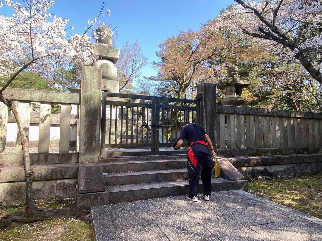 柳葉敏郎さんのインスタグラム写真 - (柳葉敏郎Instagram)「豊国神社 489段…ヘトヘトでした🥵  ~親子の会話~  「お父さん、秀吉のお墓参り行って来たんだよ！」と息子に言ったら  「え、知り合いなの？すげー」 と言われました。。😀💦  んー、それはどうでしょうー😑     ただただ爆笑でした😂  #豊国神社 🌸」4月8日 9時28分 - toshiro_yanagiba_official