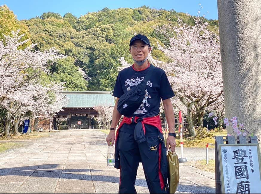 柳葉敏郎さんのインスタグラム写真 - (柳葉敏郎Instagram)「豊国神社 489段…ヘトヘトでした🥵  ~親子の会話~  「お父さん、秀吉のお墓参り行って来たんだよ！」と息子に言ったら  「え、知り合いなの？すげー」 と言われました。。😀💦  んー、それはどうでしょうー😑     ただただ爆笑でした😂  #豊国神社 🌸」4月8日 9時28分 - toshiro_yanagiba_official