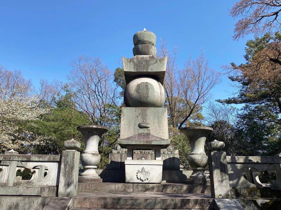 柳葉敏郎さんのインスタグラム写真 - (柳葉敏郎Instagram)「豊国神社 489段…ヘトヘトでした🥵  ~親子の会話~  「お父さん、秀吉のお墓参り行って来たんだよ！」と息子に言ったら  「え、知り合いなの？すげー」 と言われました。。😀💦  んー、それはどうでしょうー😑     ただただ爆笑でした😂  #豊国神社 🌸」4月8日 9時28分 - toshiro_yanagiba_official