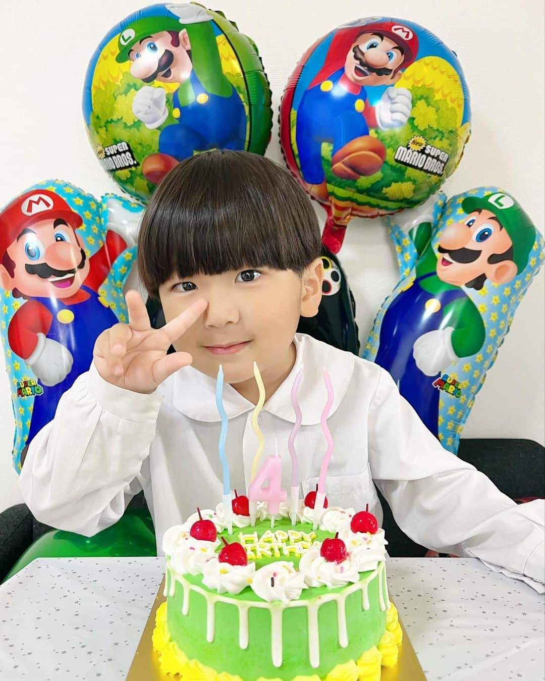 菊地あやかさんのインスタグラム写真 - (菊地あやかInstagram)「. 2023.04.08 𝘼𝙠𝙞𝙩𝙤 👦🏻🎂💚 ⸜ ʜ ᴀ ᴘ ᴘ ʏ  ʙ ɪ ʀ ᴛ ʜ  ᴅ ᴀ ʏ ♡⸝ よく喋る よく遊ぶ よく食べる  我が家のアイドル ◡̈⋆* わんぱくだけど癒し担当。 4月から幼稚園もはじまって 楽しく登園してるのうれしい🥰 お友達と楽しい思い出つくってね🫶🏻🫶🏻 . @cakewith_tokyo さまで オーダーしたケーキ🎂🌈🤍 自分でデザインできるの楽しい！！！ 可愛いケーキでこども達も大喜び⸝⸝꙳ 中のフルーツも選べて味も美味しかった🥹  飾りはAkitoが好きなマリオ🍄🌟🚗³₃ 少し前に娘の誕生日でお世話になった @fam.fam.fam2018 さま𓂃 𓈒𓏸 種類豊富で発送も早くておすすめだよ❤️‍🔥 インパクトあるマリオかわいいwwww  #4歳#4歳男の子#誕生日#4月生まれ #3兄弟#次男#男の子ママ#女の子ママ #年子ママ#年少さん#オーダーメイドケーキ #オリジナルケーキ#ケーキ#cakewith_PR #誕生日ケーキ#飾りつけ#バルーン#マリオ」4月8日 9時40分 - ayaka_official06