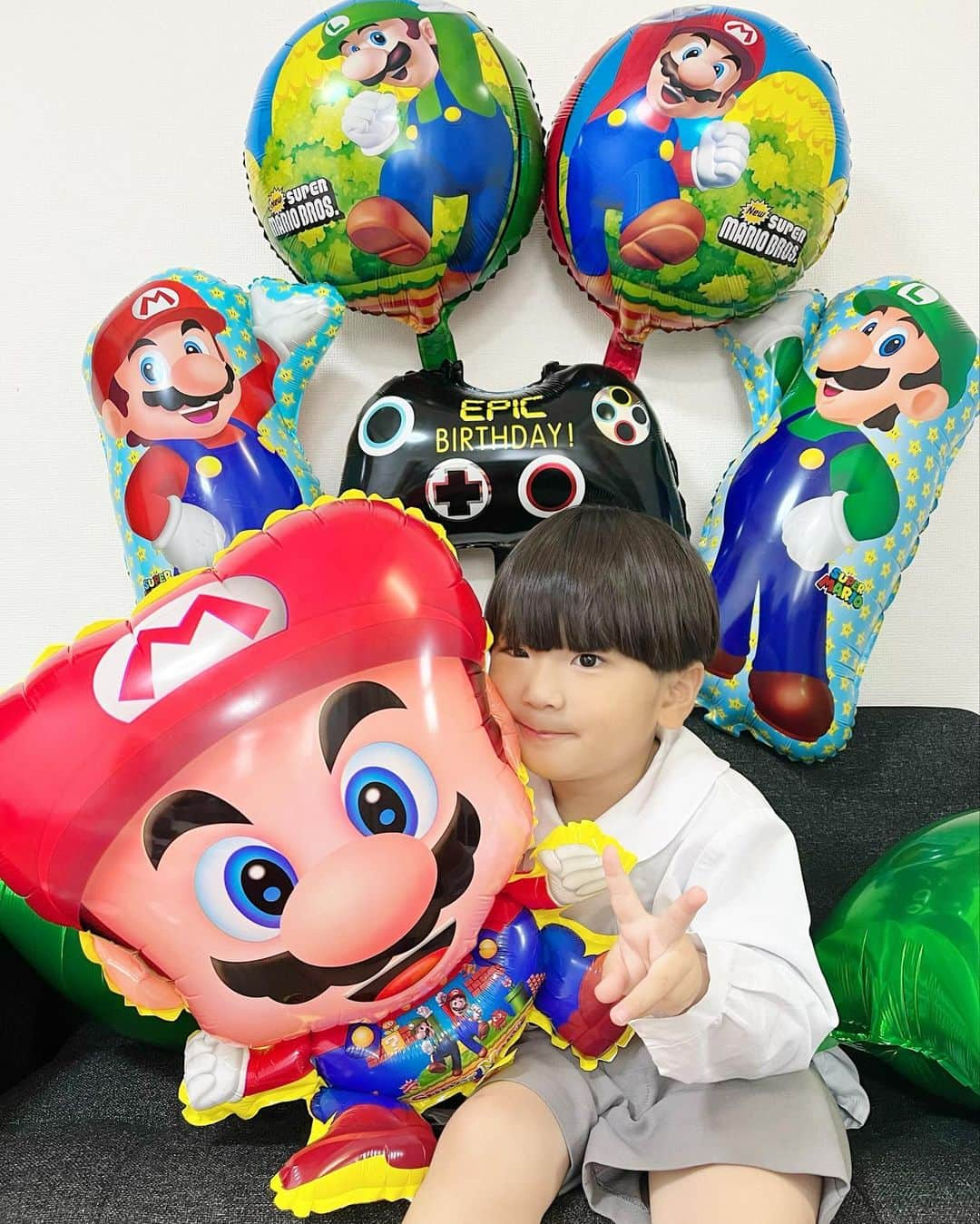 菊地あやかさんのインスタグラム写真 - (菊地あやかInstagram)「. 2023.04.08 𝘼𝙠𝙞𝙩𝙤 👦🏻🎂💚 ⸜ ʜ ᴀ ᴘ ᴘ ʏ  ʙ ɪ ʀ ᴛ ʜ  ᴅ ᴀ ʏ ♡⸝ よく喋る よく遊ぶ よく食べる  我が家のアイドル ◡̈⋆* わんぱくだけど癒し担当。 4月から幼稚園もはじまって 楽しく登園してるのうれしい🥰 お友達と楽しい思い出つくってね🫶🏻🫶🏻 . @cakewith_tokyo さまで オーダーしたケーキ🎂🌈🤍 自分でデザインできるの楽しい！！！ 可愛いケーキでこども達も大喜び⸝⸝꙳ 中のフルーツも選べて味も美味しかった🥹  飾りはAkitoが好きなマリオ🍄🌟🚗³₃ 少し前に娘の誕生日でお世話になった @fam.fam.fam2018 さま𓂃 𓈒𓏸 種類豊富で発送も早くておすすめだよ❤️‍🔥 インパクトあるマリオかわいいwwww  #4歳#4歳男の子#誕生日#4月生まれ #3兄弟#次男#男の子ママ#女の子ママ #年子ママ#年少さん#オーダーメイドケーキ #オリジナルケーキ#ケーキ#cakewith_PR #誕生日ケーキ#飾りつけ#バルーン#マリオ」4月8日 9時40分 - ayaka_official06