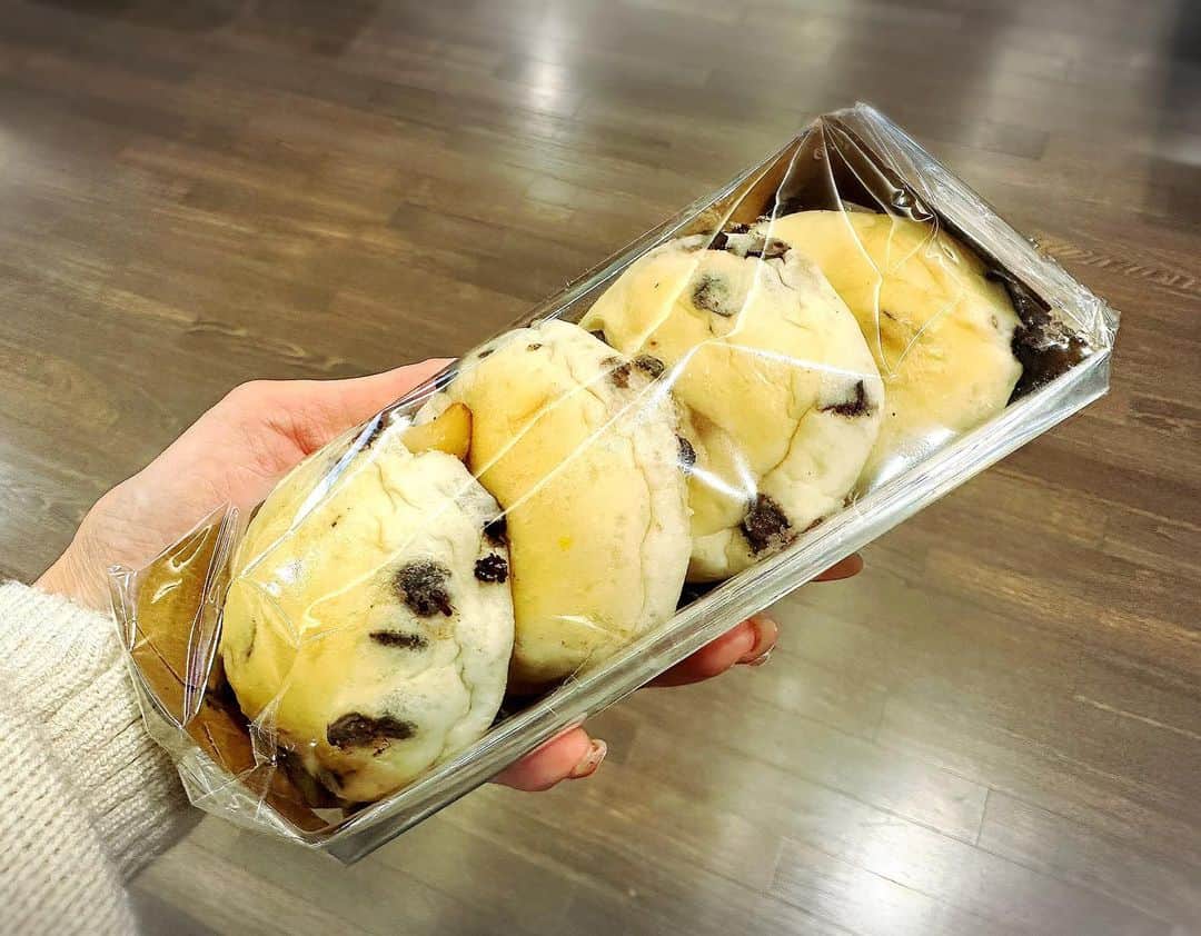 とぎもちさんのインスタグラム写真 - (とぎもちInstagram)「. 【韓国 🇰🇷PARIS CROISSANT】  韓国のパンチェーン パリクロワッサン🥐💕  ここのマカダミアもち🍫  もちって名前ですが もちもちパンってことです🐹💕  もちもちの白いパンにチョコと大粒マカダミア💓  めちゃくちゃ美味しい🫢💓  4個入りでも全然足りん🤤笑  #パリクロワッサン #韓国 #仁川空港 #仁川空港第1ターミナル #パリクロワッサン仁川 #マカダミアもち #韓国パン #韓国パン屋 #파리크라상 #마키다미아모찌 #とぎもちパリクロワッサン #とぎもちマカダミアもち #とぎもちパン #とぎもい仁川空港」4月8日 9時52分 - togistagram