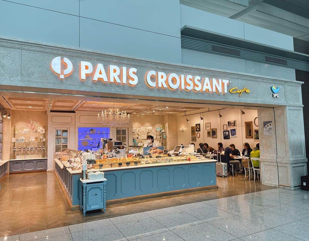 とぎもちさんのインスタグラム写真 - (とぎもちInstagram)「. 【韓国 🇰🇷PARIS CROISSANT】  韓国のパンチェーン パリクロワッサン🥐💕  ここのマカダミアもち🍫  もちって名前ですが もちもちパンってことです🐹💕  もちもちの白いパンにチョコと大粒マカダミア💓  めちゃくちゃ美味しい🫢💓  4個入りでも全然足りん🤤笑  #パリクロワッサン #韓国 #仁川空港 #仁川空港第1ターミナル #パリクロワッサン仁川 #マカダミアもち #韓国パン #韓国パン屋 #파리크라상 #마키다미아모찌 #とぎもちパリクロワッサン #とぎもちマカダミアもち #とぎもちパン #とぎもい仁川空港」4月8日 9時52分 - togistagram