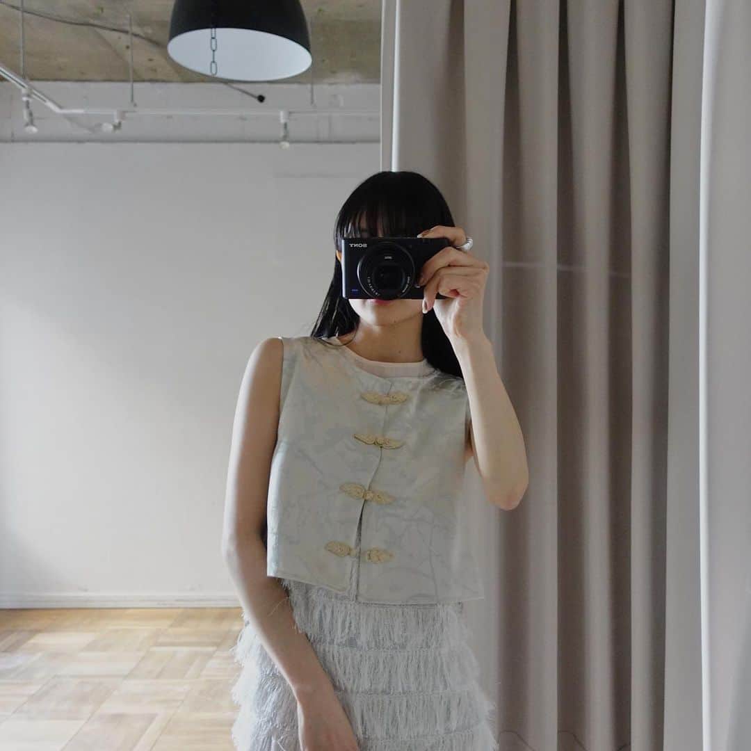 のインスタグラム：「_ とっても人気な型のトップス。 ベストとブラウス別で着回せるので、 オフシーズンなしだ🙆🏻‍♀️  @marte_vintage  sahara - chinoiserie vest layered top」
