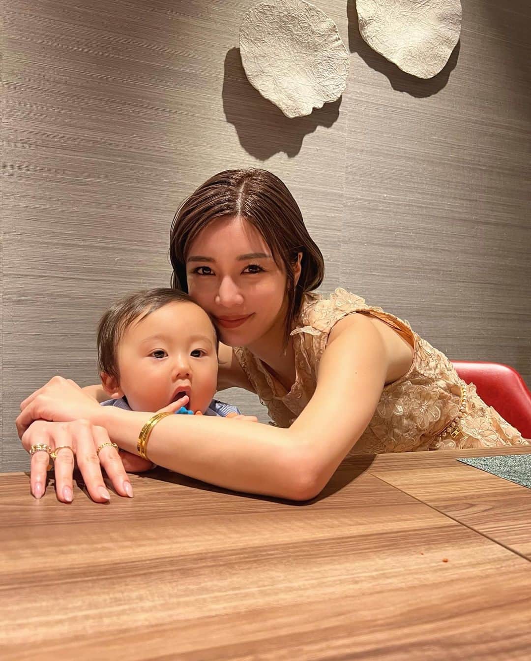 のインスタグラム：「遅くなりましたが、 たくさんのお祝いのメッセージありがとうございました！！ 誕生日当日は家族で過ごしました☺️🎂 ノア、沖縄に連れて行ってくれてありがとう🥰 笑いじわ増やしていくぞー！ 素敵に歳を重ねていこー🫶 20代よりも30代、30代よりも40代、 40代よりも50代の方がきっと更に楽しいはず✨ 皆さんこれからも宜しくお願いします💕」