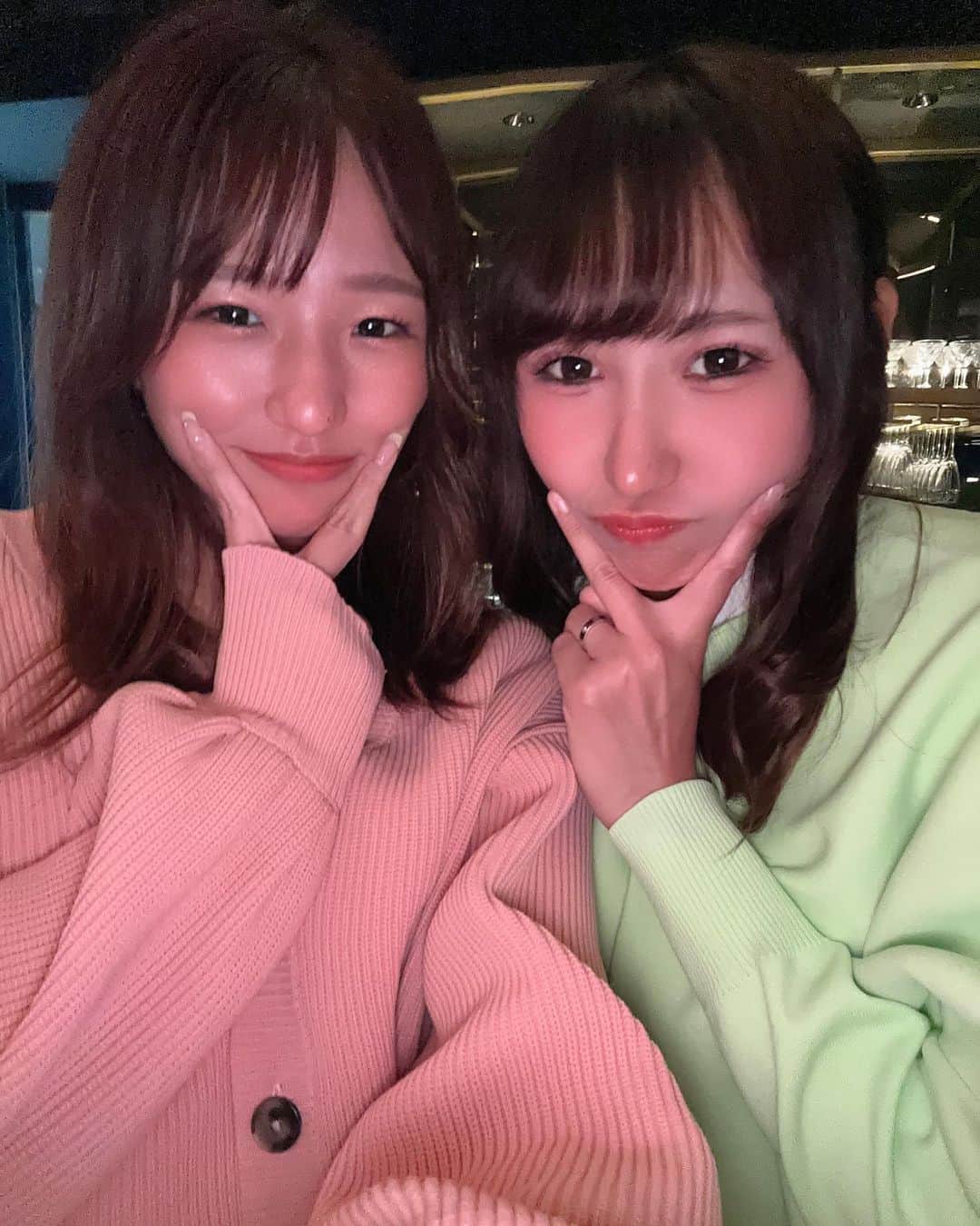 のインスタグラム：「たまたま双子コーデみたいになった❤️ かわちぃ🤤💛 昨日は、みほちんに教えてもらって めっちゃハマってしまった しじみ炊き肉食べに行ってきた💕 めっちゃ美味しかった🥹❤️ しかし最後2人で頬張ってたのは ニンニクの唐揚げ🤣💛 もう朝から臭い🤣🤣‼️笑  #しじみ炊き肉くにき #しじみたき肉 #飲み会 #女子会 #居酒屋 #お酒 #酔っ払い #華金 #仲良し #酒 #乾杯  #春コーデ #春コーディネート #パステル #パステルカラーコーデ #ふたごコーデ #ゴルフ女子 #ゴルフ女子と繋がりたい #関西ゴルフ女子 #関西ゴルファー #関西ゴルファーと繋がりたい」