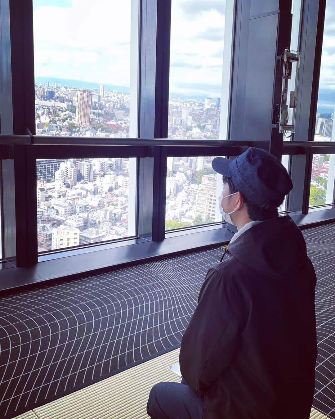 レンタルなんもしない人のインスタグラム：「東京タワーの展望台で茶道に同席 #レンタルなんもしない人 #東京タワー #茶道 #バグ」