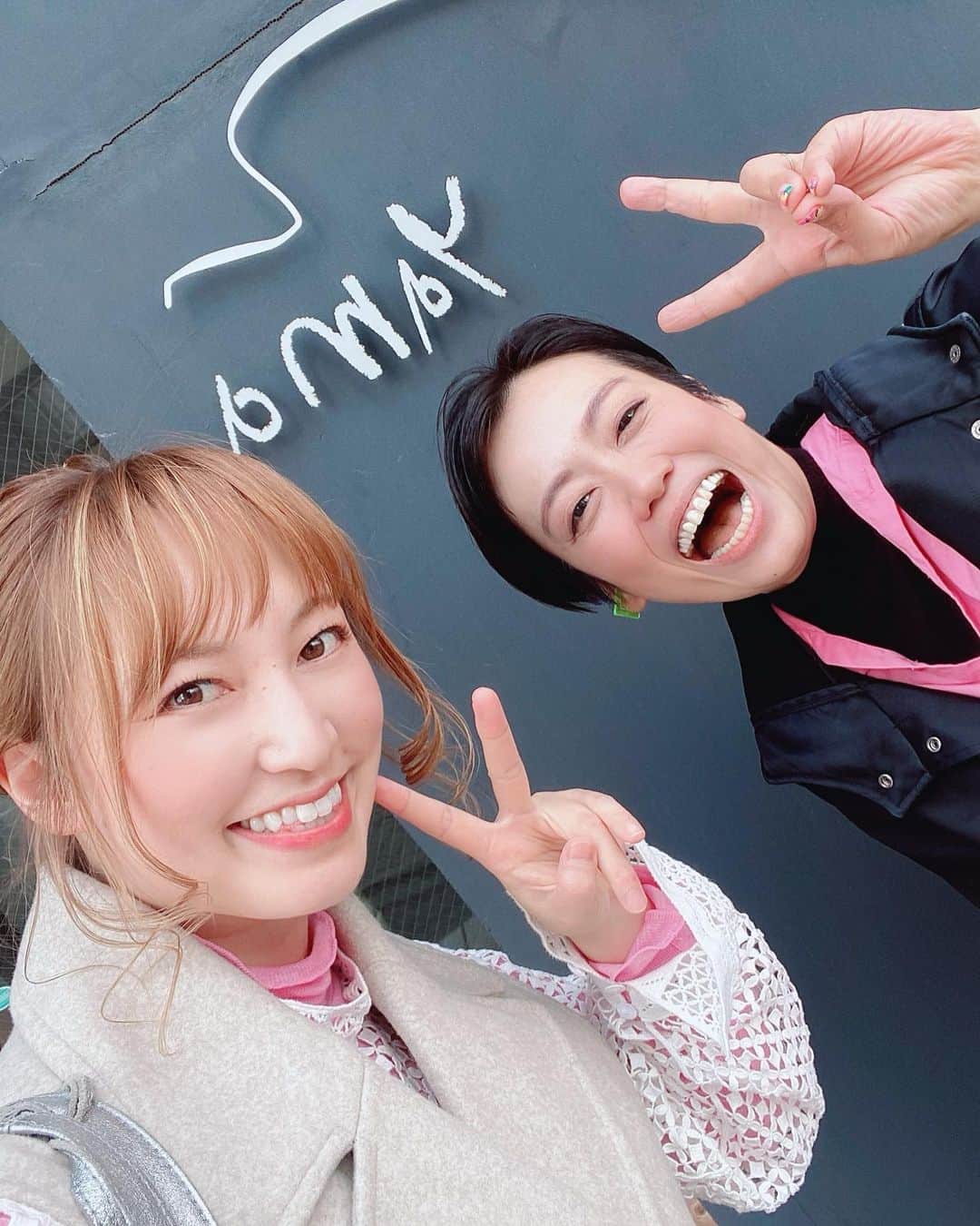 浅井未歩のインスタグラム：「今日から少しずつ、投稿できてなかった出来事をアップしていきます！  束の間の癒しシリーズ①  AIR-Gビーマイレディオが大好きで いつも車で聴いていたので  ドミノピザさんのイベントで鈴木彩可さん @ayakasuzuki1014   とご一緒できるとわかった時、 めちゃくちゃ嬉しかった！😳🎉✨  直接会って、ビーマイレディオへの熱い想いを伝えることが出来た！ ドミノピザさんのイベントもとても楽しくて、  それだけでもじゅうぶん有り難かったのに、、、！  まさかの彩可さんとのランチという 嬉しすぎる未来が存在していたとは、、！😆  めーっちゃ笑ったし楽しかった！ 彩可さんってほんと太陽みたい☀️ 元気もらえるひと😊  お互いのこれまでのこととか トレーニングの話聞いたりとか 色々してたら時間足りなかった😂  また次回も楽しみ〜👍✨  #ワイン食堂 #ワイン食堂yama #彩可さん♡」