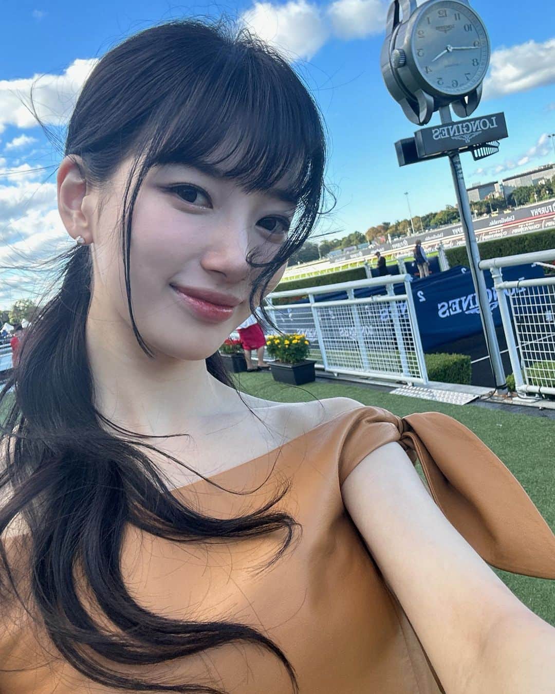 ペ・スジのインスタグラム：「론진 @longines 이랑 추억 하나 만들었다  비록 내가 픽한 말은 우승하지 못했지만.. 🤎」