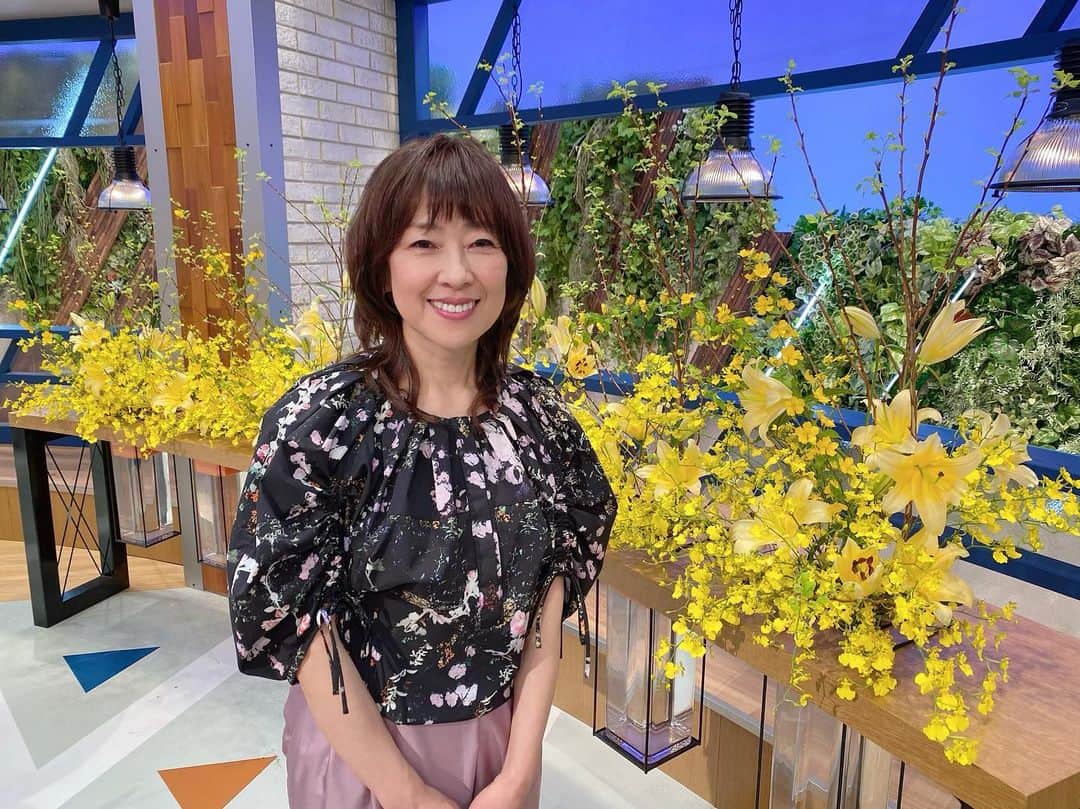 小西美穂のインスタグラム：「けさは読売テレビの「ウェークアップ」に出演しました！番組のタイトル通り、スタジオは明るくて爽やか〜☀️🌼 ⁡ この番組の放送開始は1991年。私が記者として読売テレビに勤めていた頃から続いていて、たくさんの思い出が詰まっています。再び戻って番組のみなさんと一緒に仕事ができて、本当に感慨深いです。 ⁡ 土曜あさ8時〜（日本テレビ系列） みなさんもぜひご覧くださいね！ ⁡  #読売テレビ #ウェークアップ  写真左から足立夏保アナ @kaho_adachi_ytv  中谷しのぶキャスター @shinobunakatani.ytv  気象予報士澤麻美さん ゲスト馬渕磨理子さん 野村修也キャスターです！  衣装 花柄ブラウス @31philliplim」