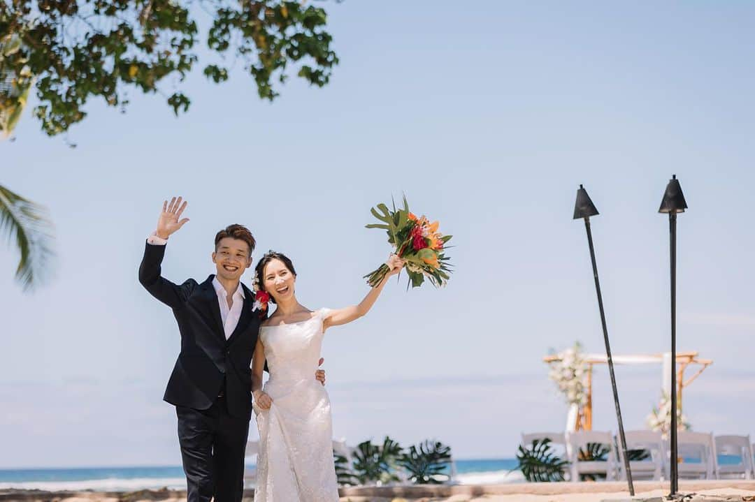 RealWeddingsさんのインスタグラム写真 - (RealWeddingsInstagram)「挙式の後は海を眺めながらレセプションタイム。ゲストの移動もなくゆったりとお過ごしいただけることもホテル挙式の魅力の1つです。 ⁡ Planning:@realweddings_hawaii Photo:@visionarijapan   @jasondengphoto ⁡ ✳︎✳︎✳︎✳︎✳︎✳︎ ⁡ Real  Weddingsでは離島挙式のプランニングも承っております。是非お二人の想い描く挙式についてお聞かせくださいませ。皆様のご来店をお待ちしています。 ⁡ #ハワイ挙式#ハワイウェディング#ハワイウェディングプランナー#ハワイ結婚式#プレ花嫁#ハワイフォトウェディング#ハワイ前撮り#ハワイ島挙式#ハワイ島ウェディング#リアルウエディングス#フェアモントオーキッドウェディング #フェアモントオーキッドハワイ  #hawaii#instaphoto#hawaiiwedding#hawaiiweddingplanner#realweddings_hawaii」4月8日 15時38分 - realweddings_hawaii