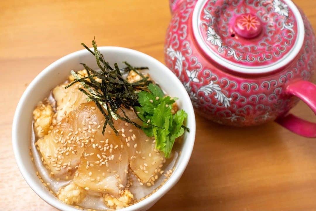 のインスタグラム：「スープ鯛茶漬け ✨  鯛を自家製タレに漬け込み、あっさりスープをかけて、 お茶漬けスタイルでお召し上がりください。 締めに最高の逸品です。  ＝＝＝＝＝＝＝＝＝＝＝＝＝＝＝＝ 【ミシュラン店出身シェフの素材重視のココロオドル中華】  メゾンチャイナウメモト🍽 大阪市福島区福島4-2-65 ☎️06-6131-9974  JR東西線『新福島駅』徒歩3分 JR環状線『福島駅』　徒歩8分  プロフィールの「料理を注文」よりご予約可能です！ @chinese_umemoto ＝＝＝＝＝＝＝＝＝＝＝＝＝＝＝＝ #メゾンチャイナウメモト #福島グルメ #大阪グルメ #関西グルメ #大阪中華 #福島中華 #福島区グルメ #福島区 #大阪福島 #新福島 #中華料理 #四川料理 #広東料理 #中華好きな人と繋がりたい #食べるの大好きな人と繋がりたい #instafood #foodstagram #food #foodie #FoodPhotography #FoodPorn #followme #Eeeeeats #フォローミー #グルメスタグラム #食べスタグラム #スープ茶漬け #鯛茶漬け」