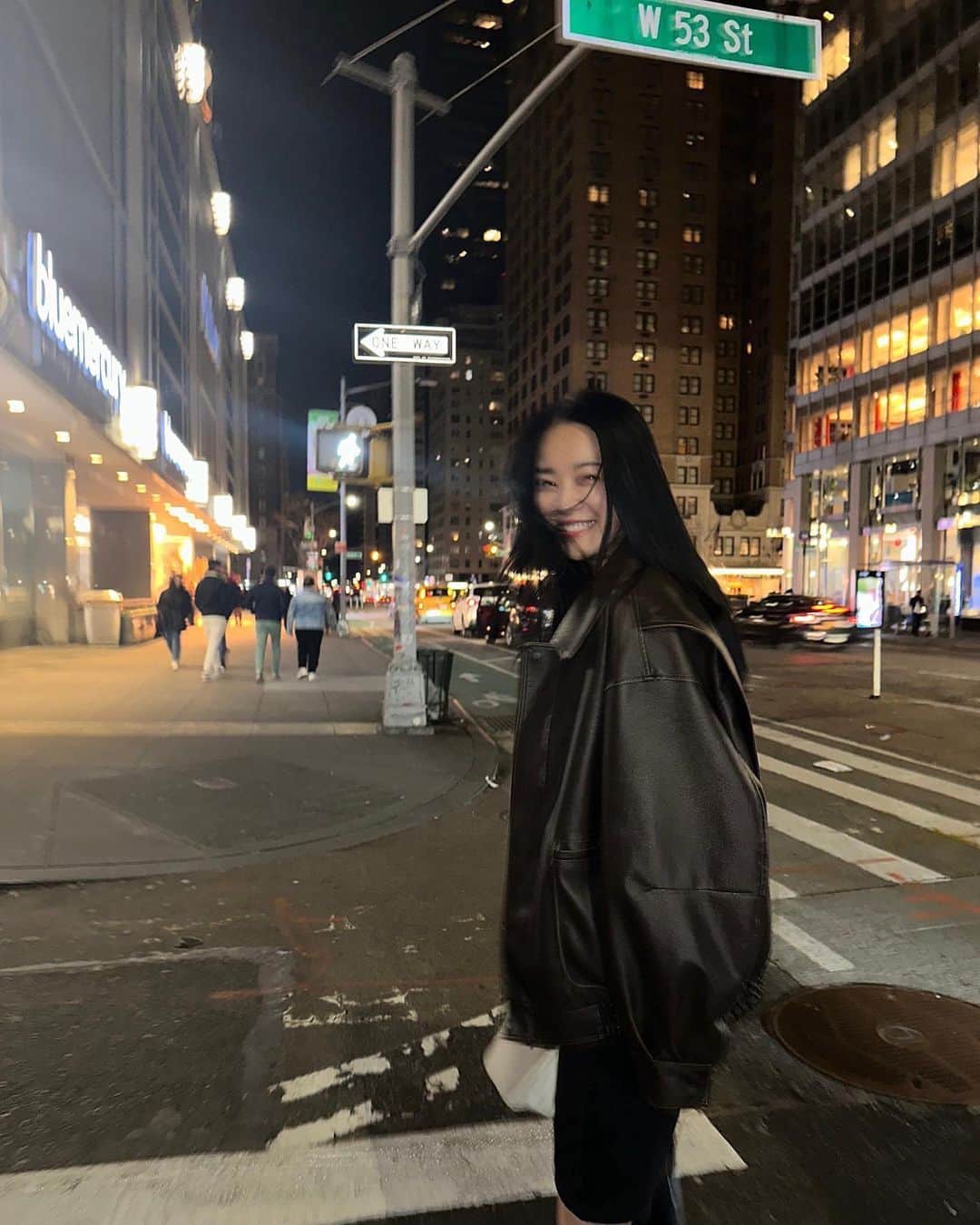 ジュヨン のインスタグラム：「Day and Night 🤎🫶🏾✨」