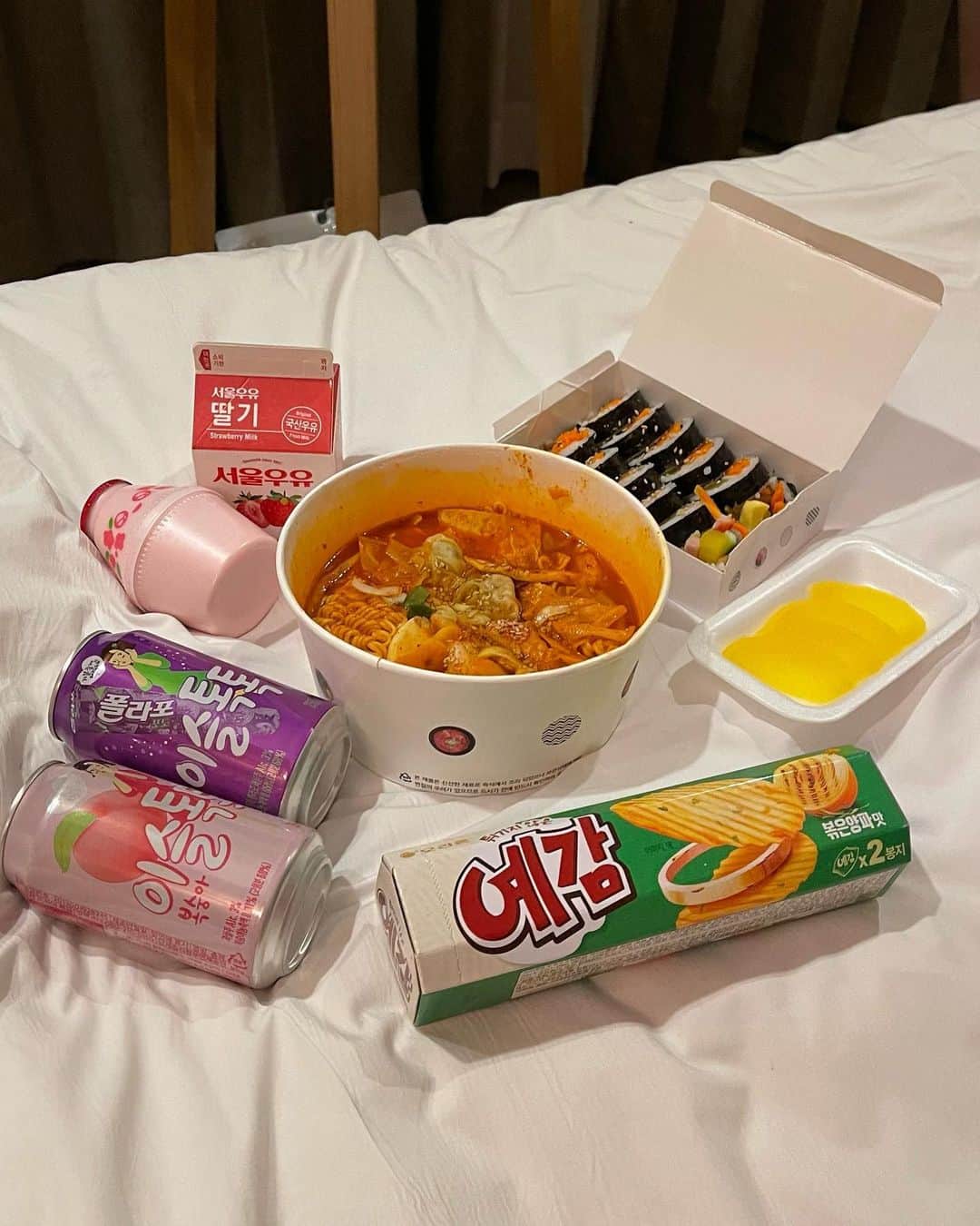 蘂さんのインスタグラム写真 - (蘂Instagram)「夜食した🌃 🍜( 'ч' )」4月8日 15時43分 - zui____chan