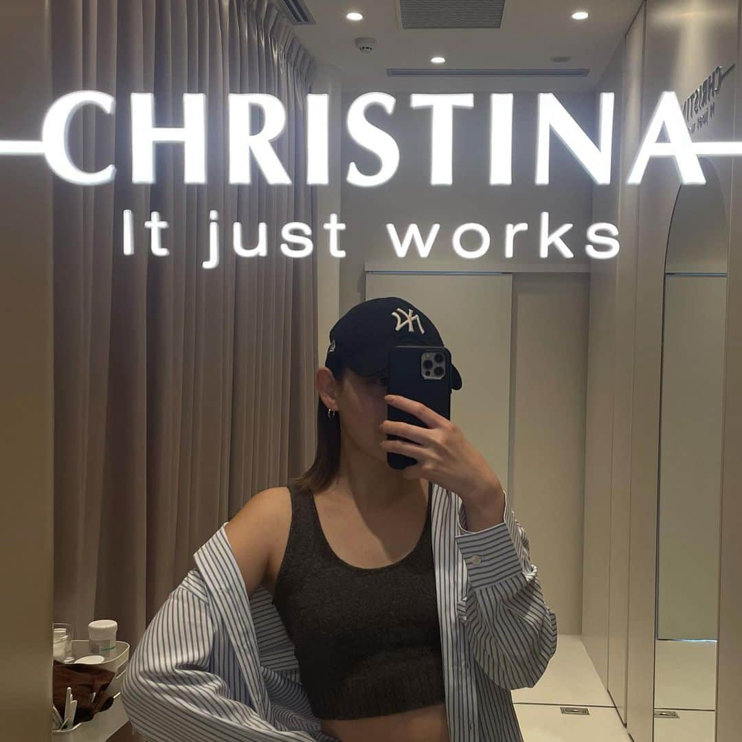 のインスタグラム：「施術後すぐの効果に感動したのでシェア🍋✍🏼 （今回も死ぬほど長いので、肌を綺麗にしたい方のみ向け）  . .  ▼今回の私の肌の相談内容 全体的にみると前回より肌に潤いがでてきたが、花粉の時期に入りおでこのみ乾燥して赤みがでるようになってしまった  ▼相談結果の今回の施術内容 【UNSTRESS-アンストレス】という、ダメージを受けた肌を早急に改善・修復していくラインナップを使ってのフェイシャルトリートメントにしました◎  実は肌の外側にもいろんな菌がついていて守ってくれているんだけど、何かしらの原因でストレスが増えるとその菌が弱くなってしまい花粉や紫外線だったり肌に刺激のあるものから肌を守れなくなって肌荒れが起こるという...（辛すぎ）  そこで、乳酸菌のチカラを借りて表在菌のバランスを整え、精神的なストレスや花粉など様々な原因からくるトラブルを整える効果のある【 アンストレス】で肌につく菌を強くしてもらってきました。  施術1時間後、寝て起きたら赤みは消え、肌のトーンが上がり数日経っても肌がモッチリとしてツヤまで感じたし、３日間はアンチルージュマスクもしてホームケア強化したら、日に日に朝から起きた時のツヤと潤いが増して、もちろん赤みもでることなくなり、ベースのファンデの量減ったんよね。  やっぱり自分の肌に合ったものを選ぶって大切だね。  . . . 👩🏻‍⚕️< 今回のプチ余談 > 生きてると避けることのできない酸化ですが、少しでも酸化を遅れさせたり内側のバランス状態をよくすることで外から吸収する栄養の吸収を効率よく上手に吸収できるみたい。  せっかく質のいいもの取り込もうとしても、内側がしっかりと受けとる準備できてないともったいない...  そこで今回は肌の免疫力を強くするNightクリームも足しました。(完全に信頼度増してるしハマってます、笑)  あとお肌も綺麗で憧れる美人な担当のスタッフさんに教えてもらった美の秘訣の一つ、活性酸素を除去する力のある「チャーガ茶」を教えてもらったのでネットで早速購入。綺麗な人のやってる事はすぐ真似したくなるよね、笑  内側へのアプローチも大事なんだけど、同時に外側も強くしてくべきだし、なんでもバランスが大事ということ🫶🏼」