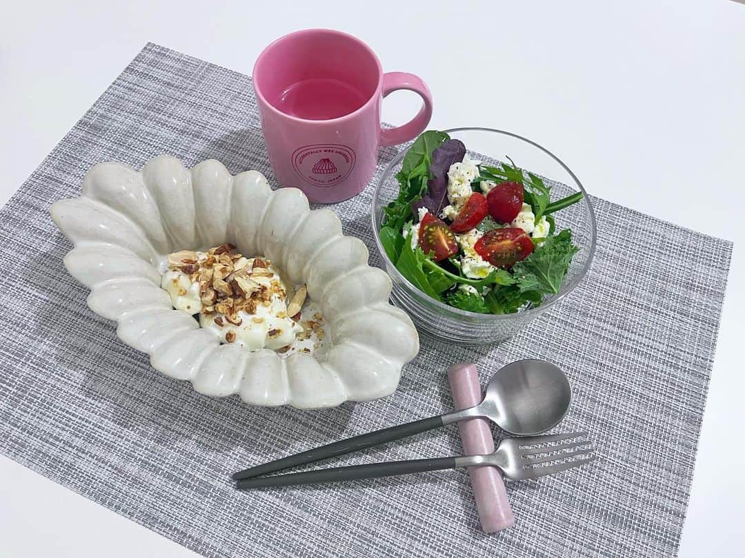 のインスタグラム：「ファスティングが終わって、長めにとっていた回復食も無事終了。 準備食から考えると約2週間くらいしてたかな？  今朝はいつも通りのサラダ🥗 胃が小さくなって、体の軽さと余計な味付けをしなくても美味しいと感じる味覚☺️  よく噛んでゆっくり食べる。 ご馳走様でした！  #ファスティング #サラダ #ヨーグルト #オーガニック野菜ソムリエ」