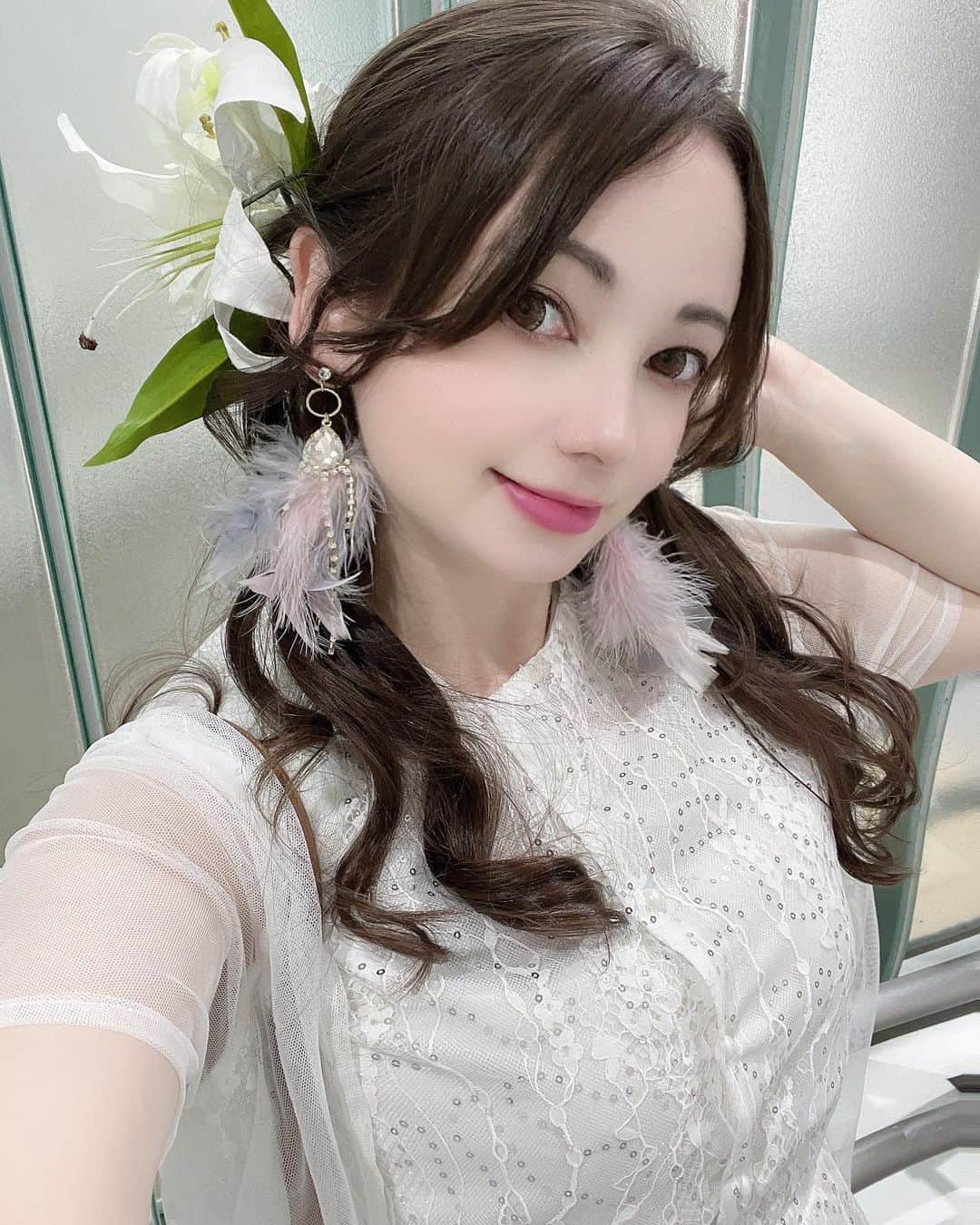 ミシェリマリコさんのインスタグラム写真 - (ミシェリマリコInstagram)「白ドレス✨ ゆったりしたシルエットにスパンコールが可愛いドレス❤️✨ * * お花が散りばめられたお花のビーズのバックもシーインだよ♪  @shein_japan @sheinofficial  sheinコーデ❤️✨  	 🔻商品番号🔻 ワンピース→10392624 バック→ 11817213  この番号で🔎から検索すると商品がすぐ出てくるよ♪ 　  * * クーポンコードあるから是非使って買い物してね🤩✨ お買い上げ金額1～5,999円まではセール価格より15%OFF、6,000円以上は20%OFFが適用される。 利用期限：公開日〜６月30日  🔻クーポンコード🔻 　mariko15  #SHEIN #sheinコーデ #SHEINforAll #SHEIN #SHEINpartner #ad #今日のコーデ #OOTD #白ドレス #白コーデ #コーデ #ウェディングドレス #スパンコールドレス #花飾り #髪飾り #お花髪飾り #ゆり髪飾り#ヘアアレンジ #ロングアレンジ #ロングヘアアレンジ」4月8日 10時17分 - michellymariko