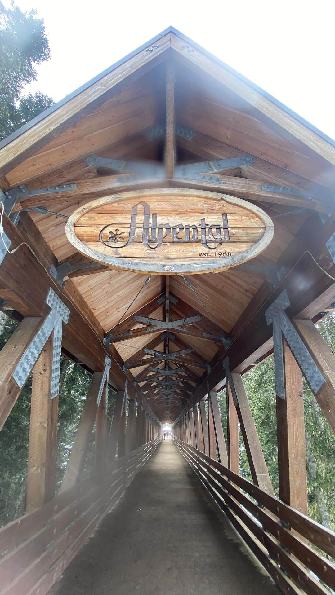 ライアン・ダニエル・ドブソンのインスタグラム：「Dad + kids time at the beautiful Alpental and Summit ski areas. @summitatsnoqualmie #familieswhoskitogether」