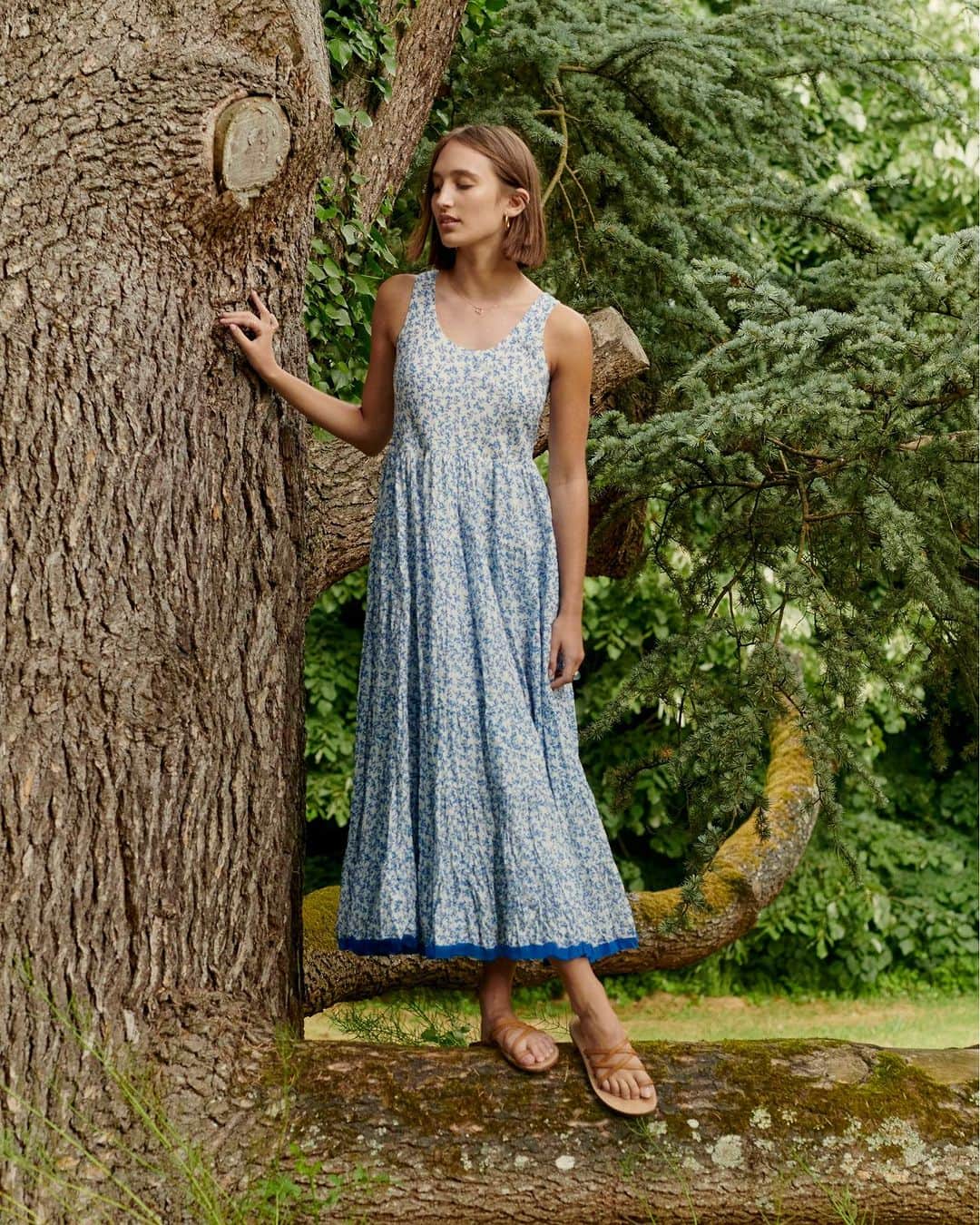 MARIHA Official Instagramさんのインスタグラム写真 - (MARIHA Official InstagramInstagram)「. MARIHA Official Online Boutiqueでは現在、一部予約受け付け中のResort Dress Collectionに加え、4月13日（木）よりMARIHAらしい花柄や色鮮やかなストライプ柄など、夏を華やかに演出する新作プリントドレスの予約を開始します。  今シーズンのテーマは “Day Dreaming”。 たとえ喧噪の中にいても、まるで静かな大自然の中にいるような優雅な気持ちにさせてくれるドレスが揃いました。  洗練されたデザインと上質な生地で仕上げた MARIHA らしいエレガントなスタイルは、 女性の佇まいをより美しく見せてくれます。   またResort Dress Collectionの商品を1点以上ご予約いただいた方には、オリジナルのトートバッグを差し上げております。ぜひこの機会にOfficial Online Boutiqueをご覧ください。  #mariha #マリハ #リゾートドレス #springsummer2023 #resortdress #ワンピース #新入荷 #ノベルティ」4月8日 10時40分 - mariha_official