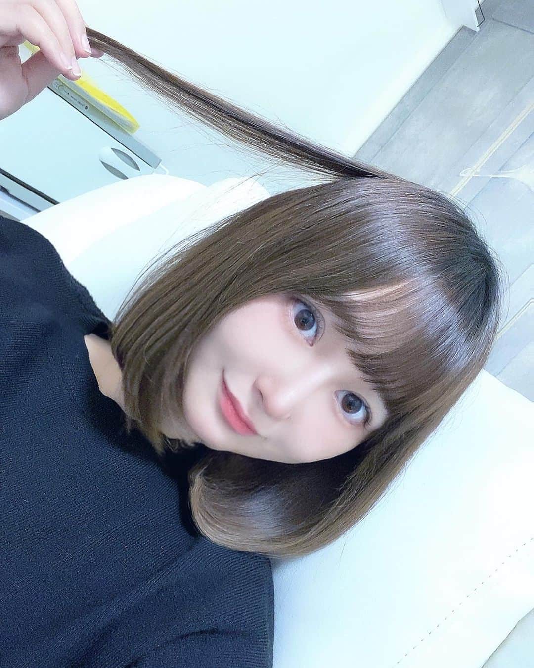 YU-RIのインスタグラム：「最近使ってるヘアオイル🛁🫧 ⇒ @gardenbotanica_official  さらっとしてて軽いオイルᰔᩚ ‪ アウトバスケアはいつも 濡れた髪にミルク →ちょっと乾いたらオイル ってしてるんだけど、  猫っ毛の細毛で、重たいオイルつけると オイリーな感じになっちゃうから 軽めなオイルで潤うのは最高なんです🐱✨ そして大好きなラベンダーの香り🤍🤍  寝る前に癒されるよ〜꒰ ֊ ̫ ֊ ꒱♡ 香りがほんとに良いから、 見つけたら試してみてほしい、、、(*´˘`*)♥  #ガーデンボタニカ #ガーデンボタニカヘアオイル #PR」