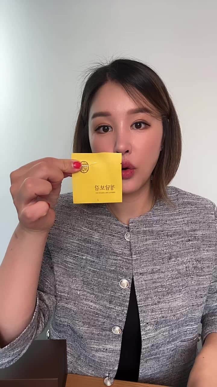 パク・ウンジのインスタグラム：「[청담보감 프리뷰 라방]  4/11 오전 9시 OPEN 입니다♥️ 많은 기대와 사랑 감사해요-  해외 구매 원하시는 분들 미리 DM주세요!  제가 배대지 연결 알려드릴게요✔️  이따 제품 내용 정리해서 올려드릴게요-」