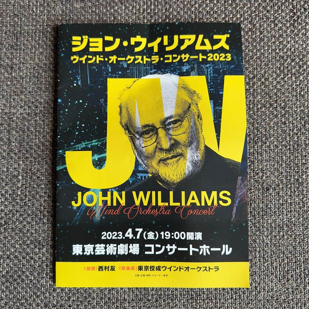 上田航平のインスタグラム：「『スター・ウォーズ』や『ジュラシック・パーク』や『ホーム・アローン』など数々の素晴らしい映画音楽を作曲しているジョン・ウィリアムズさんの曲を東京佼成ウインドオーケストラさんが演奏するコンサートに行きました。『インディ・ジョーンズ』とか『E.T.』とか頭の中で映画が流れつつ自分の人生を振り返ったりこれから先のこと考えたり映画と自分がまぜこぜになって終始胸が熱くなりました。20世紀FOXのファンファーレからのスター・ウォーズもそのままの勢いで立ち上がれるほどでした。立ち上がれるもんなら立ち上がりたかったくらい。大興奮。前の席のお子さんは座ったまま腕を前後に振っていました。わかるぜ。走り出したい気持ちすっごくわかる。音楽に元気をもらい過ぎました。今日は朝から『スーパーマン』をヘビロテで聴いていますが腕組んで電車を待っているだけでメンタルが爆上がりするのでオススメです。 #ジョンウィリアムズ #東京佼成ウインドオーケストラ #オススメ教えるからオススメ教えてフェス2023」