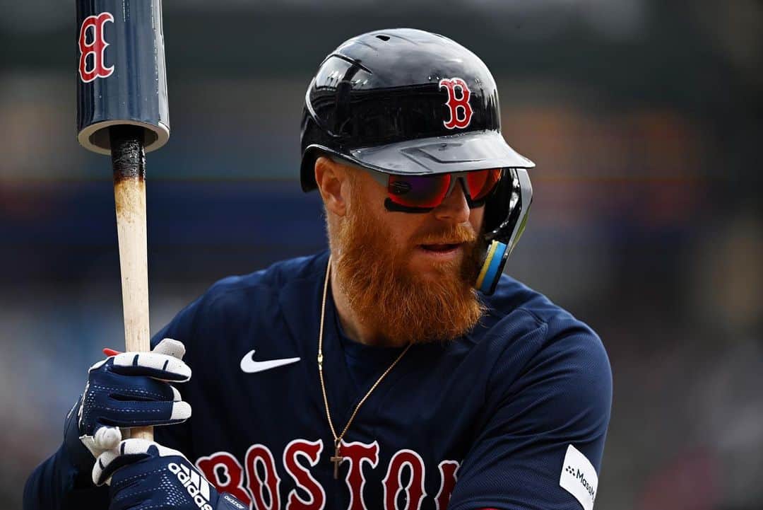 ジャスティン・ターナーのインスタグラム：「The navy road jerseys might be my favorite, so far! #Boston @redsox」