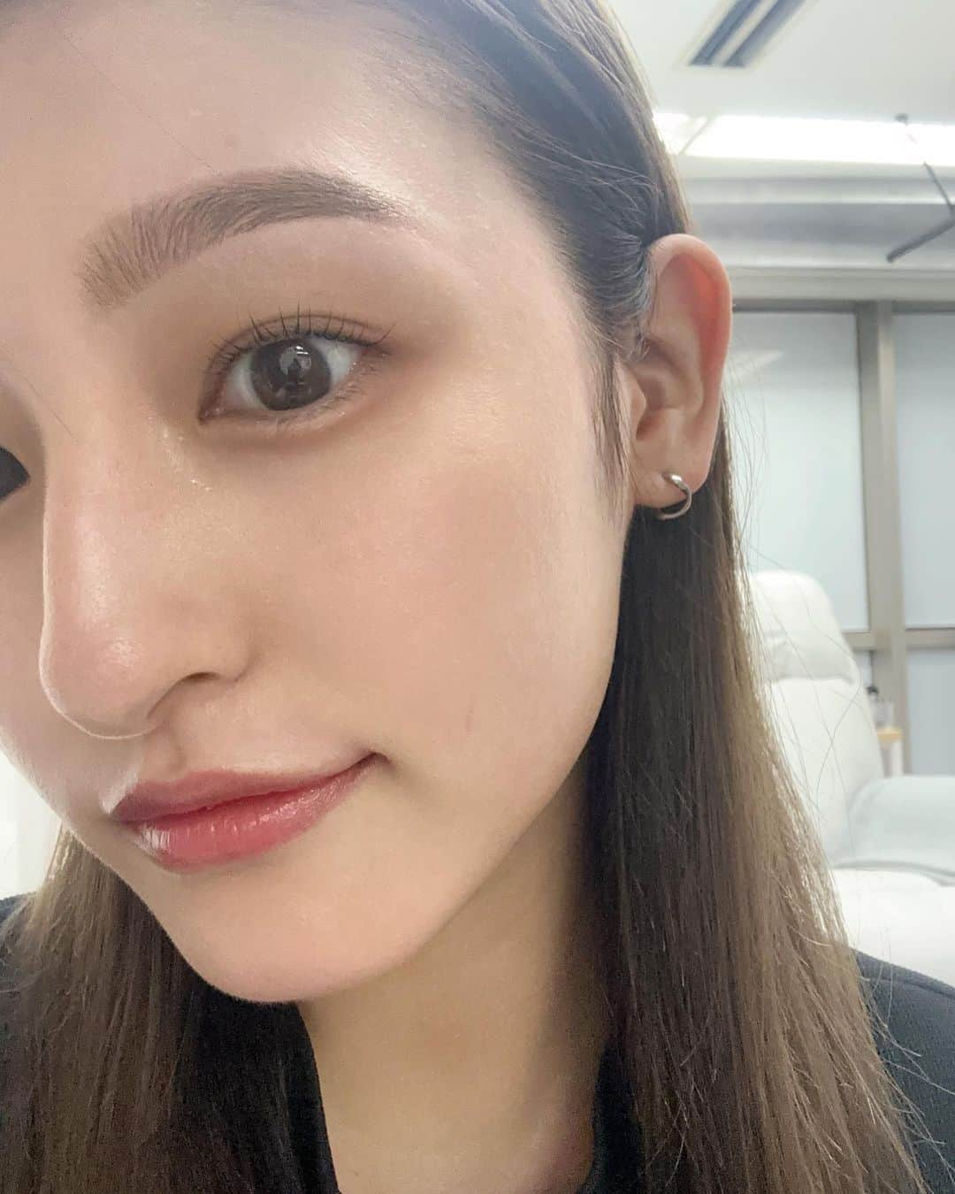 森高愛さんのインスタグラム写真 - (森高愛Instagram)「髪色も戻ったし、整体にも行ったし、 まつ毛と眉毛もキレイキレイしてもらった✨  小さい頃からほっぺたの毛細血管がなくならないんだよなぁ〜。」4月8日 11時05分 - ai_moritaka_official