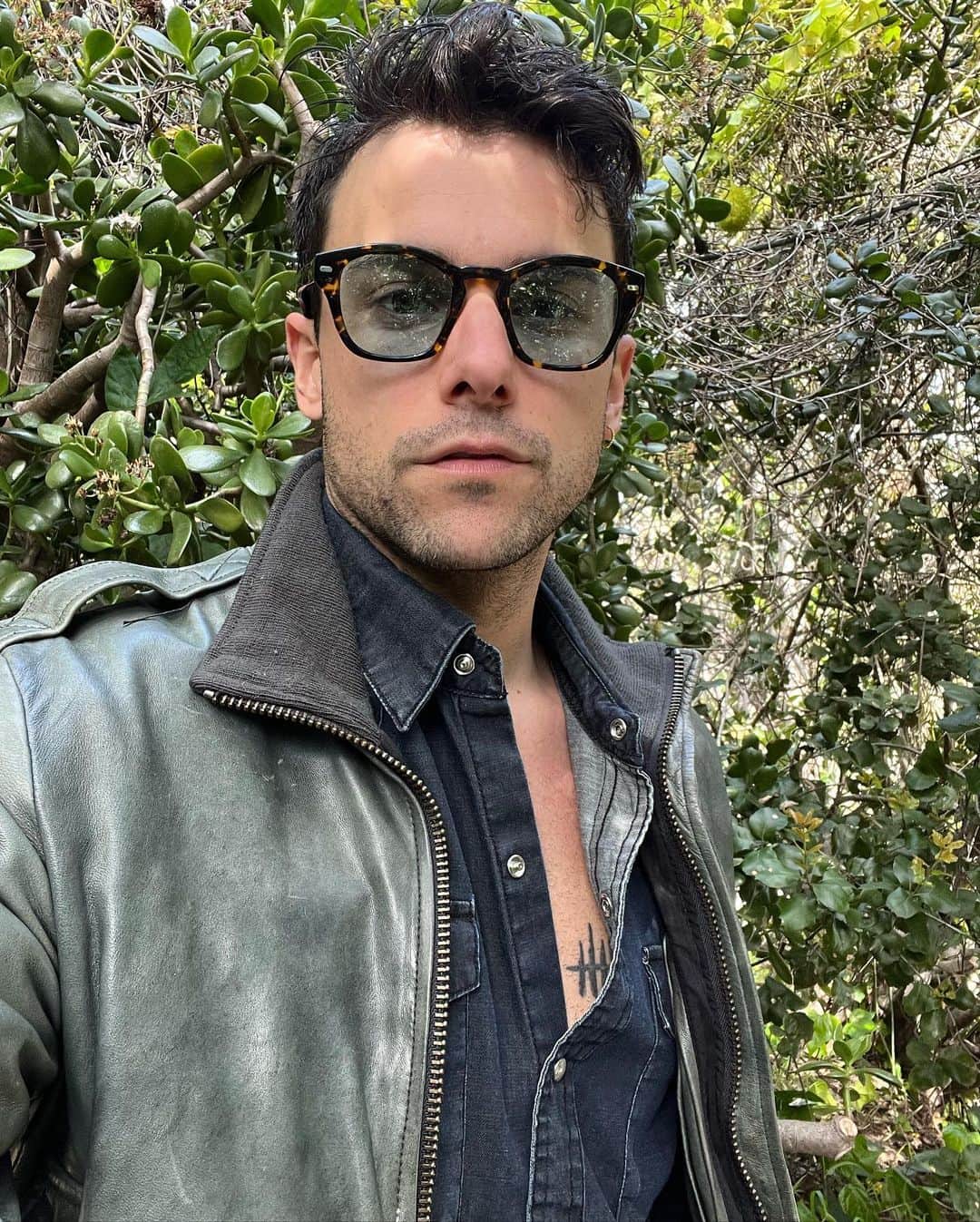 ジャック・ファライーのインスタグラム：「Camouflaged」